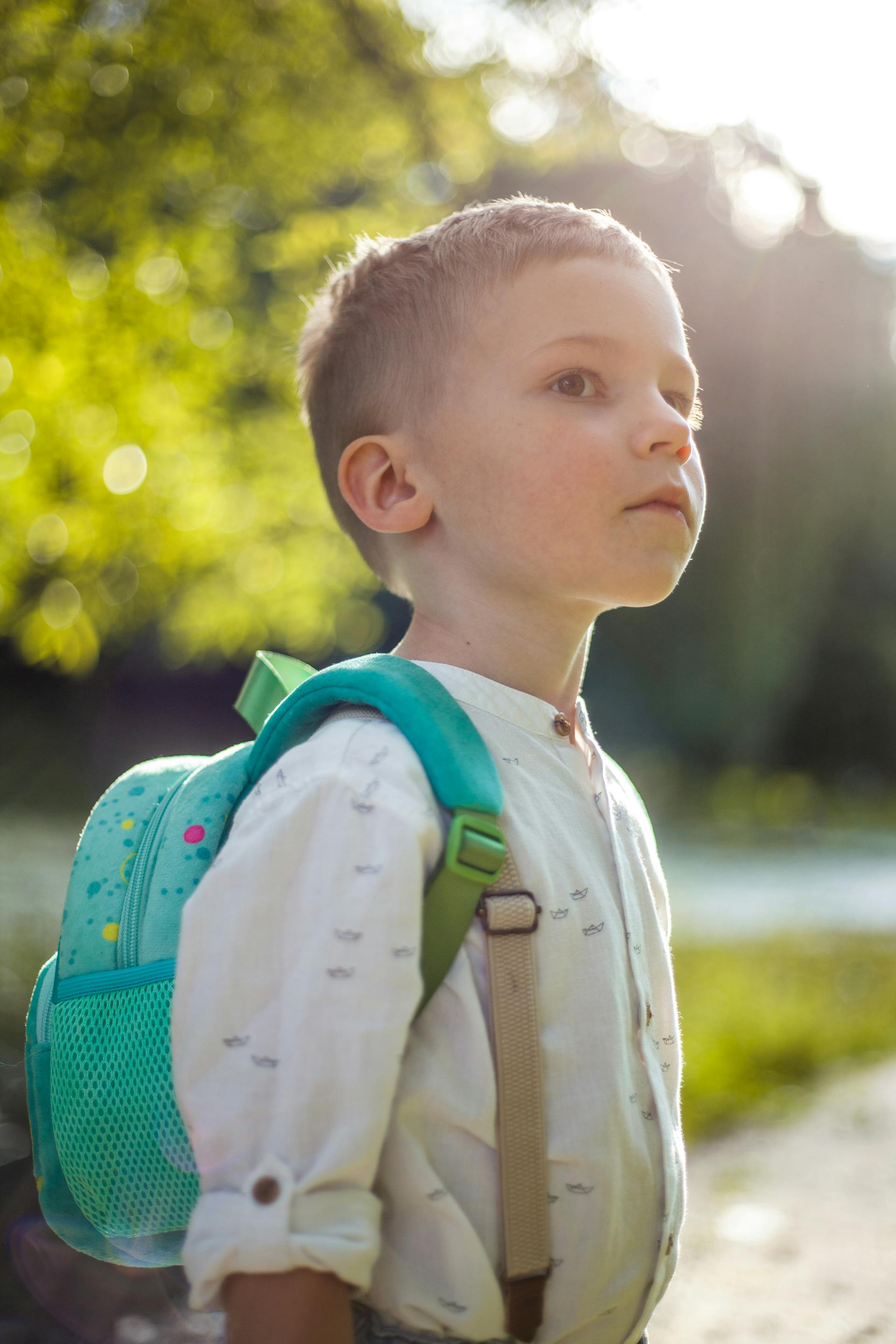 Un niño con una mochila azul | Fuente: Pexels