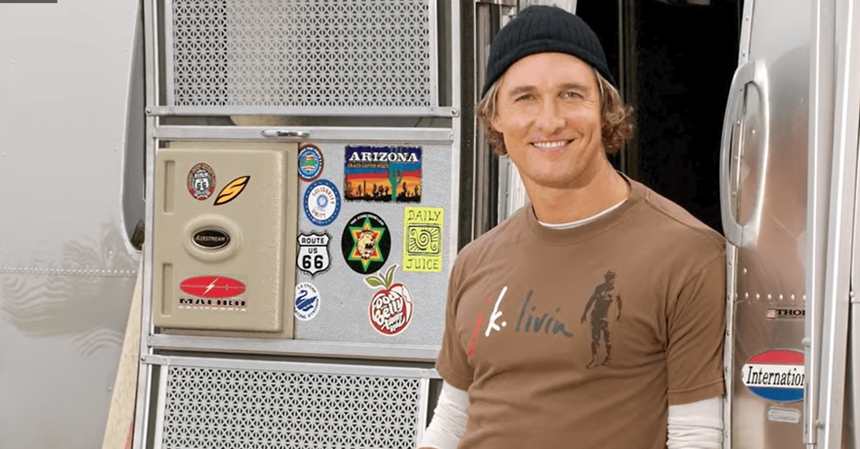 Matthew McConaughey de pie en la puerta de su caravana Airstream | Fuente: YouTube/Famous Entertainment