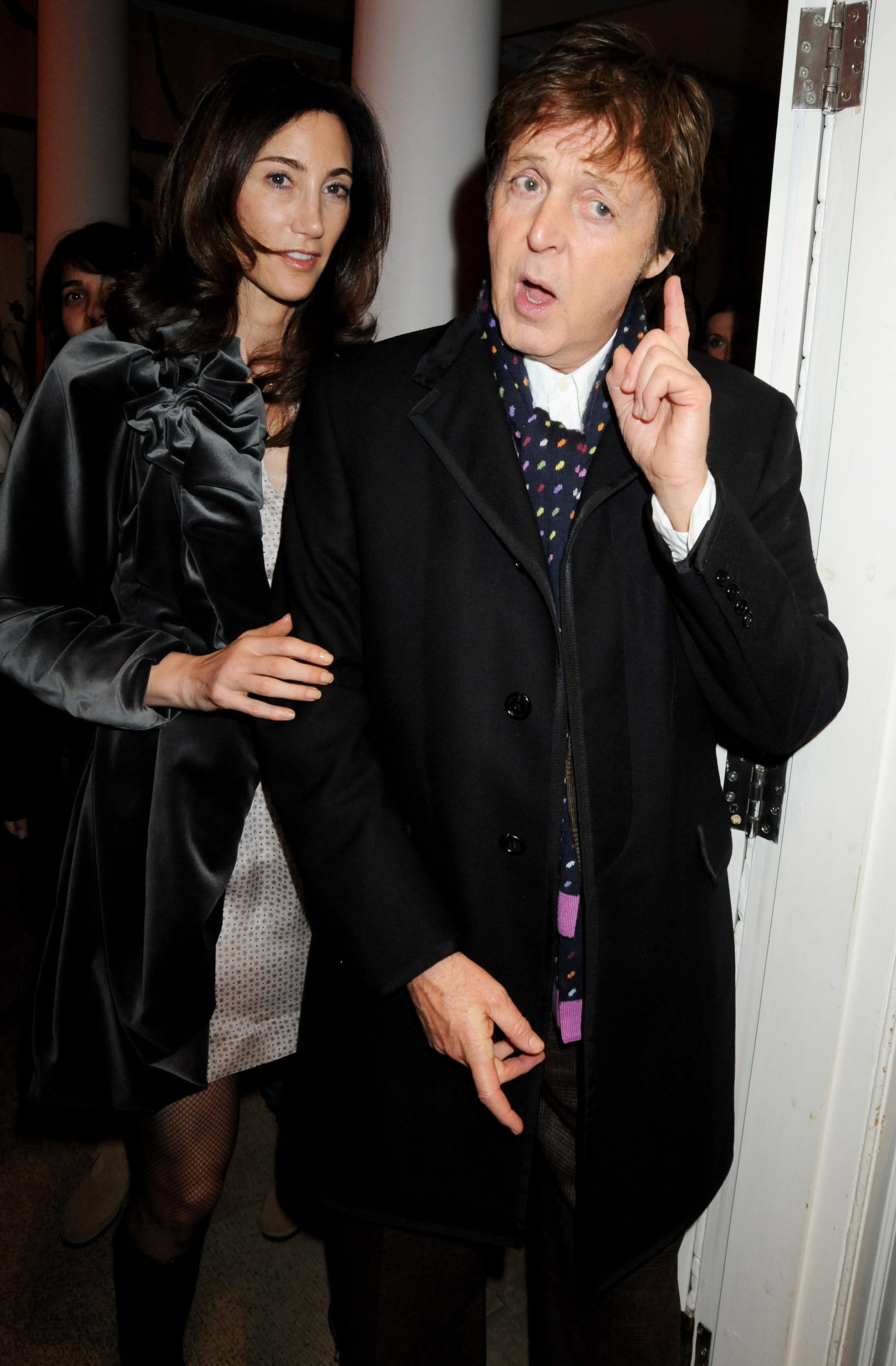 Sir Paul McCartney y Nancy Shevell asisten a una fiesta privada en la tienda Stella McCartney, el 24 de noviembre de 2008 en Londres, Inglaterra.
