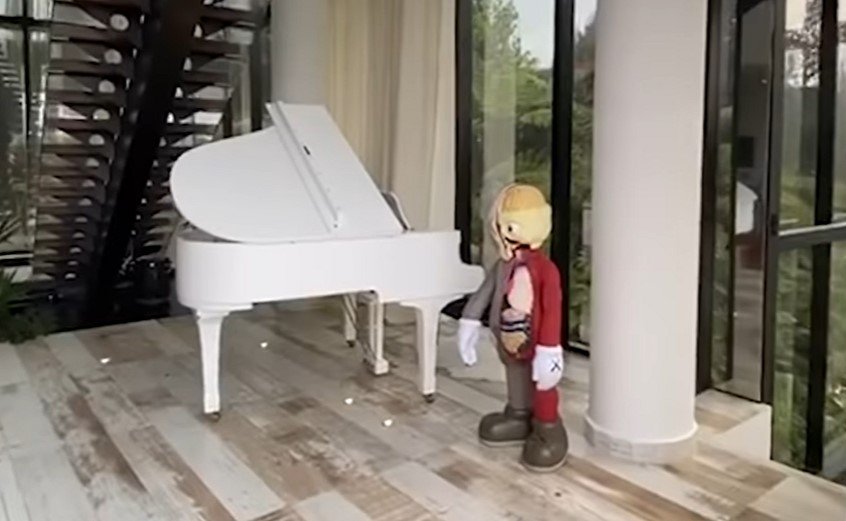 Piano de Maluma en su casa de Medellín.| Foto: Youtube/Architectural Digest