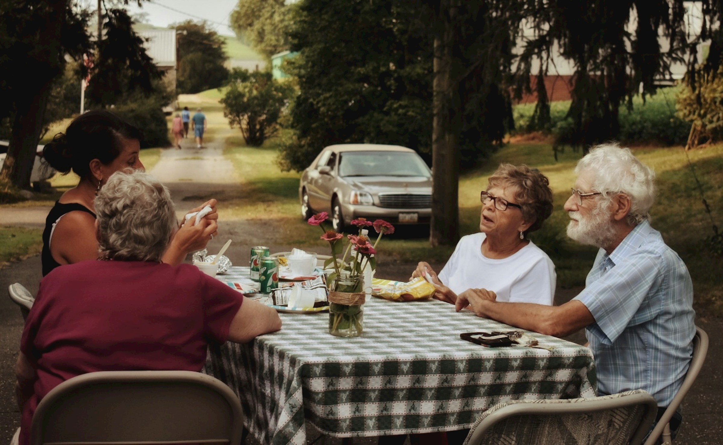 Una familia reunida para cenar al aire libre | Fuente: Unsplash