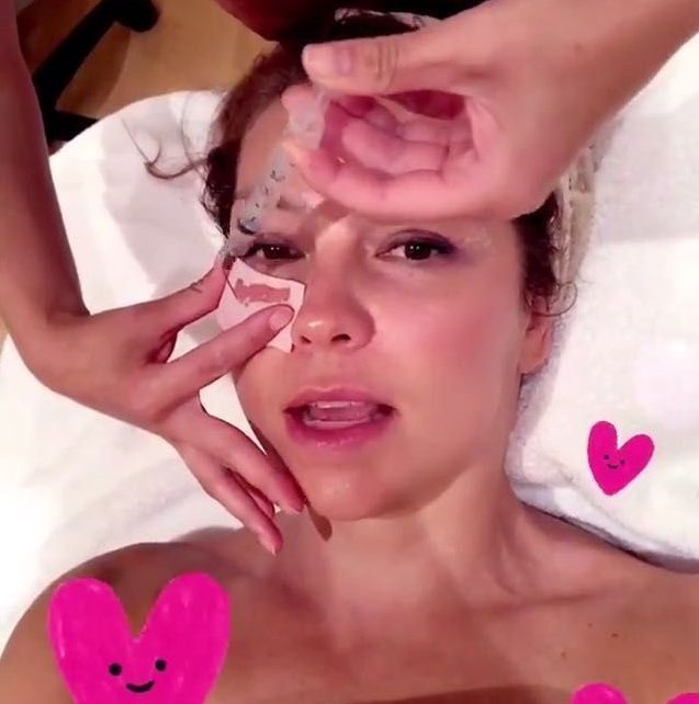 Thalía se hace tratamiento facial |Foto: Instagram/thalia
