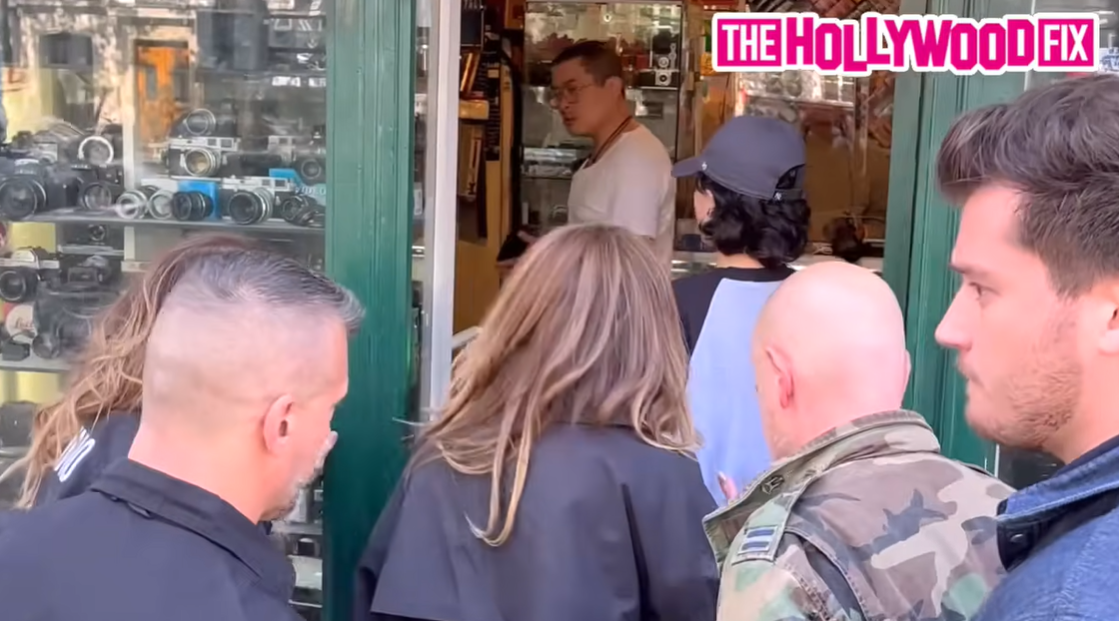 Jennifer Lopez y Emme Muñiz entran en una tienda de cámaras en París, Francia, como se ve en un vídeo fechado el 10 de mayo de 2024 | Fuente: YouTube/TheHollywoodFix