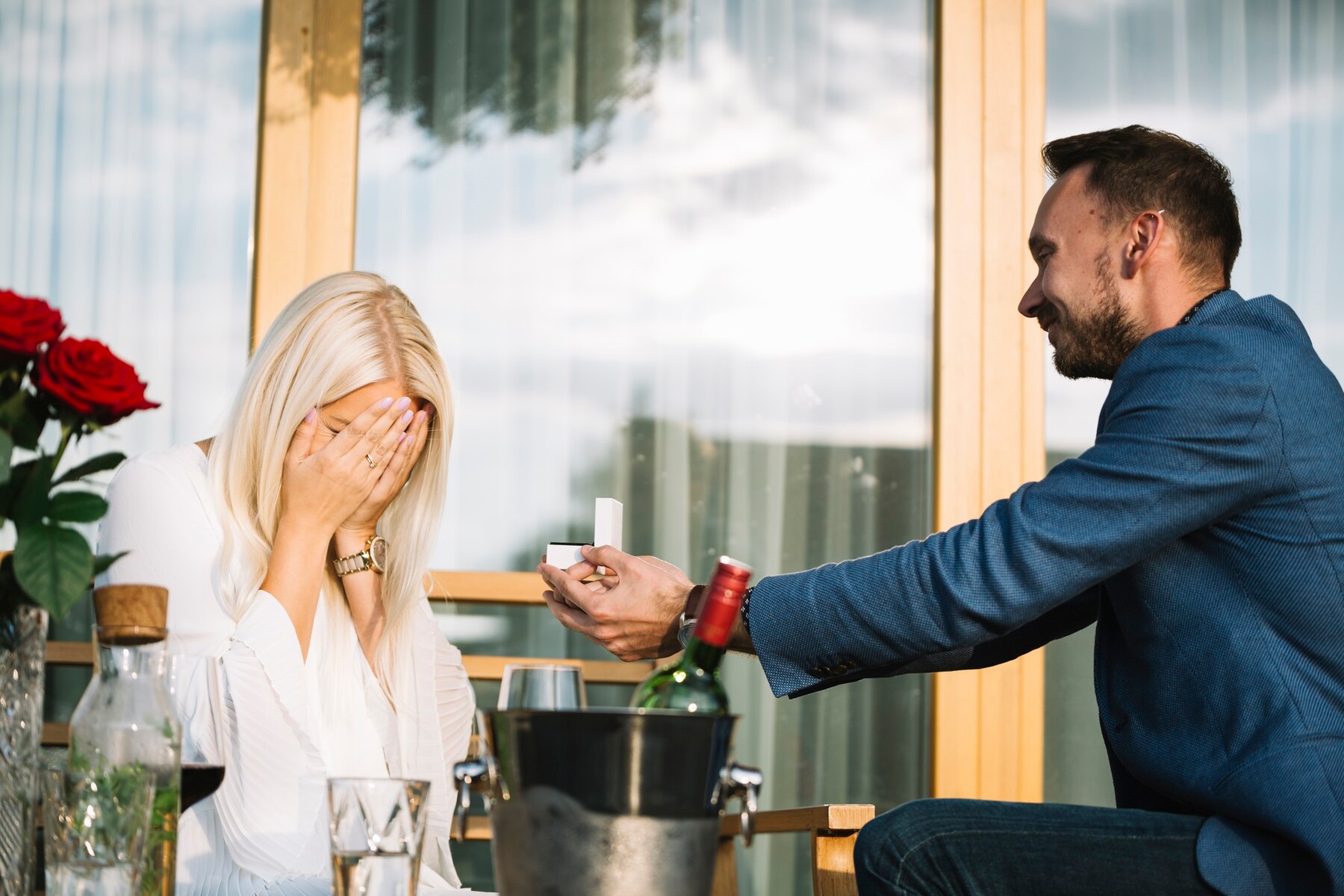 Una mujer feliz cubriéndose la cara con las manos | Fuente: Freepik