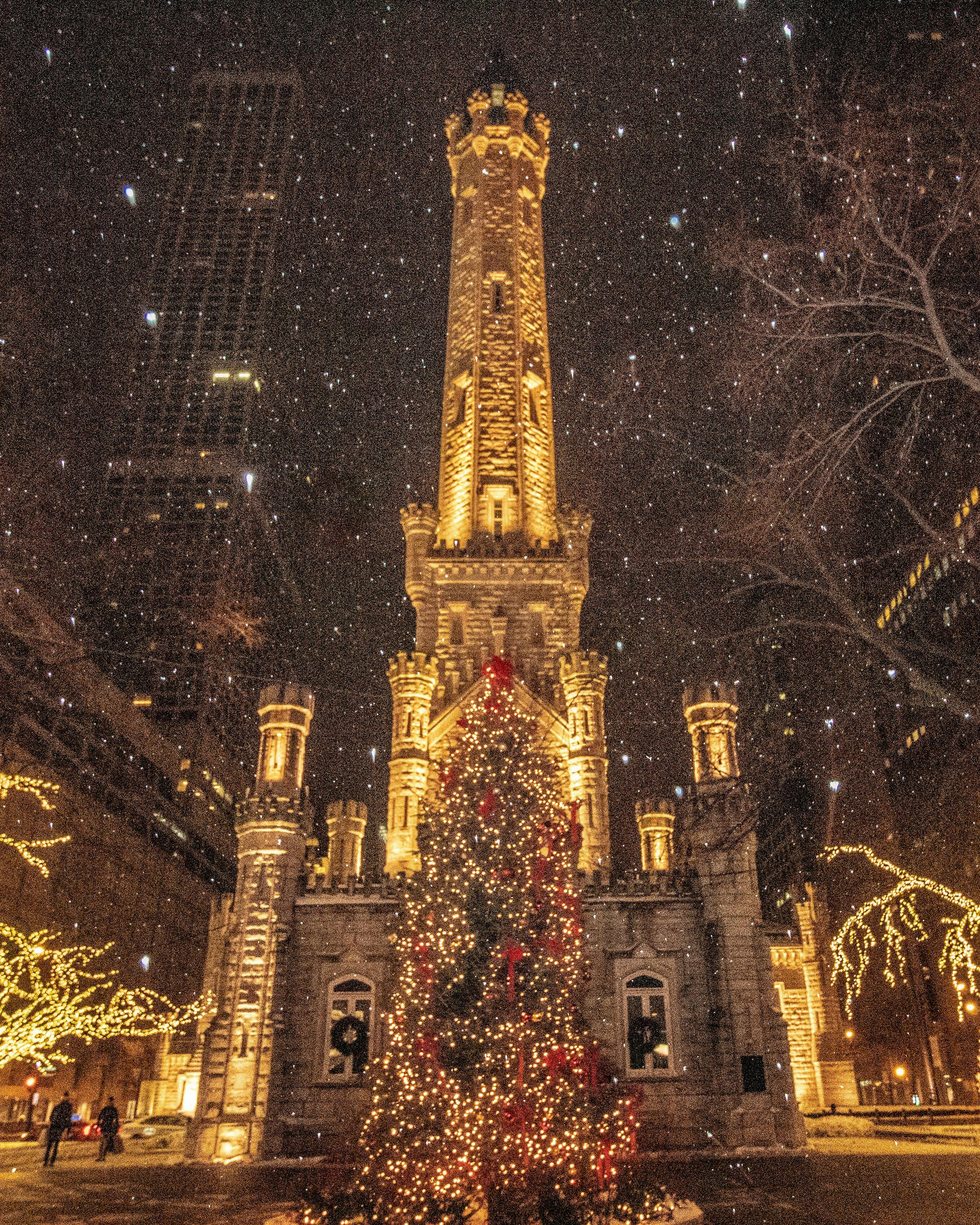 Una calle nevada en Navidad | Fuente: Pexels