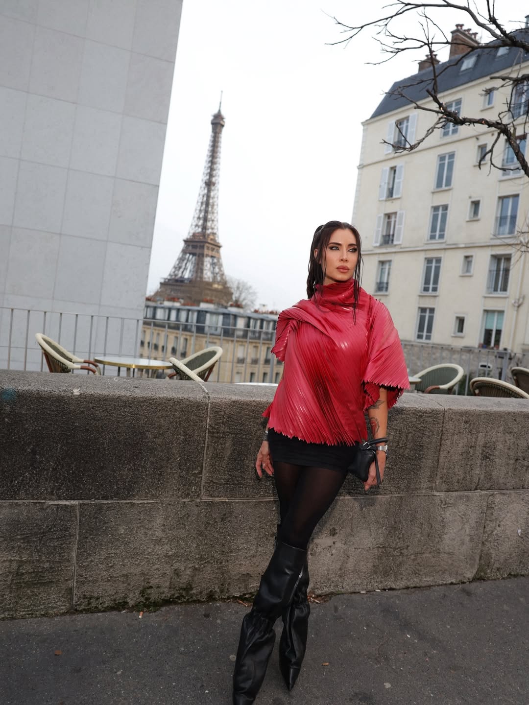 Pilar Rubio posando con su atuendo para asistir al desfile de Rick Owens en la Paris Fashion Week | Fuente: Instagram/pilarrubio