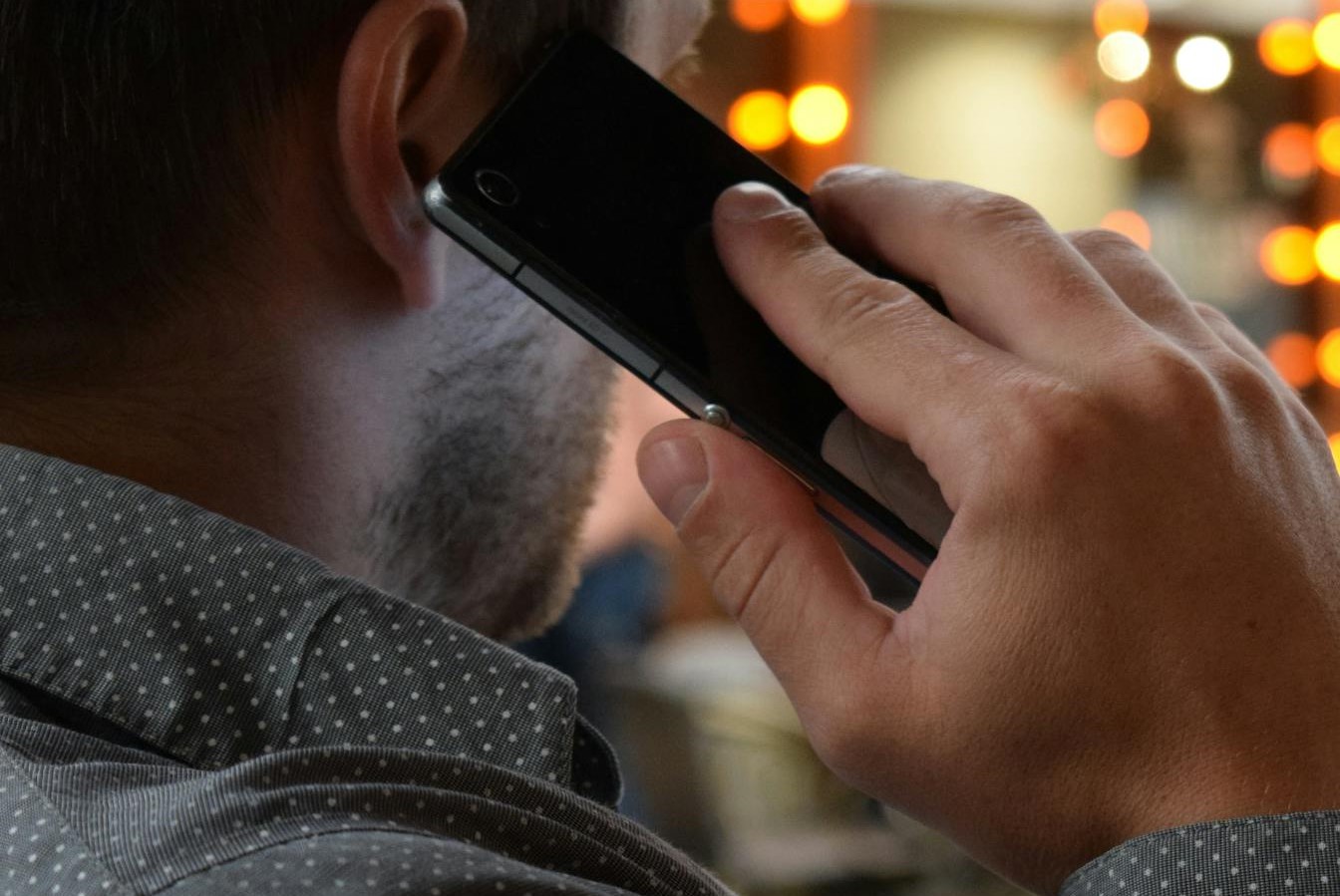 Un hombre hablando por teléfono | Fuente: Pexels