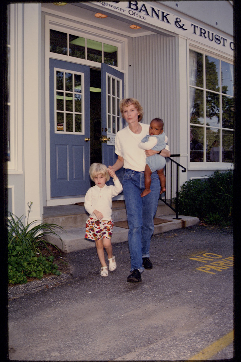 Mia Farrow, Isaiah Justus Farrow y Satchel Ronan O'Sullivan Farrow el 21 de agosto de 1992. | Fuente: Getty Images