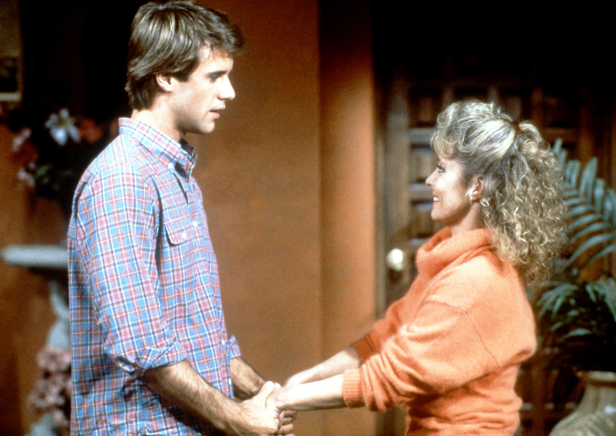 Todd McKee y Judith McConnell en el plató de la telenovela estadounidense "Santa Barbara" en Los Ángeles, California, hacia 1986. | Fuente: Getty Images