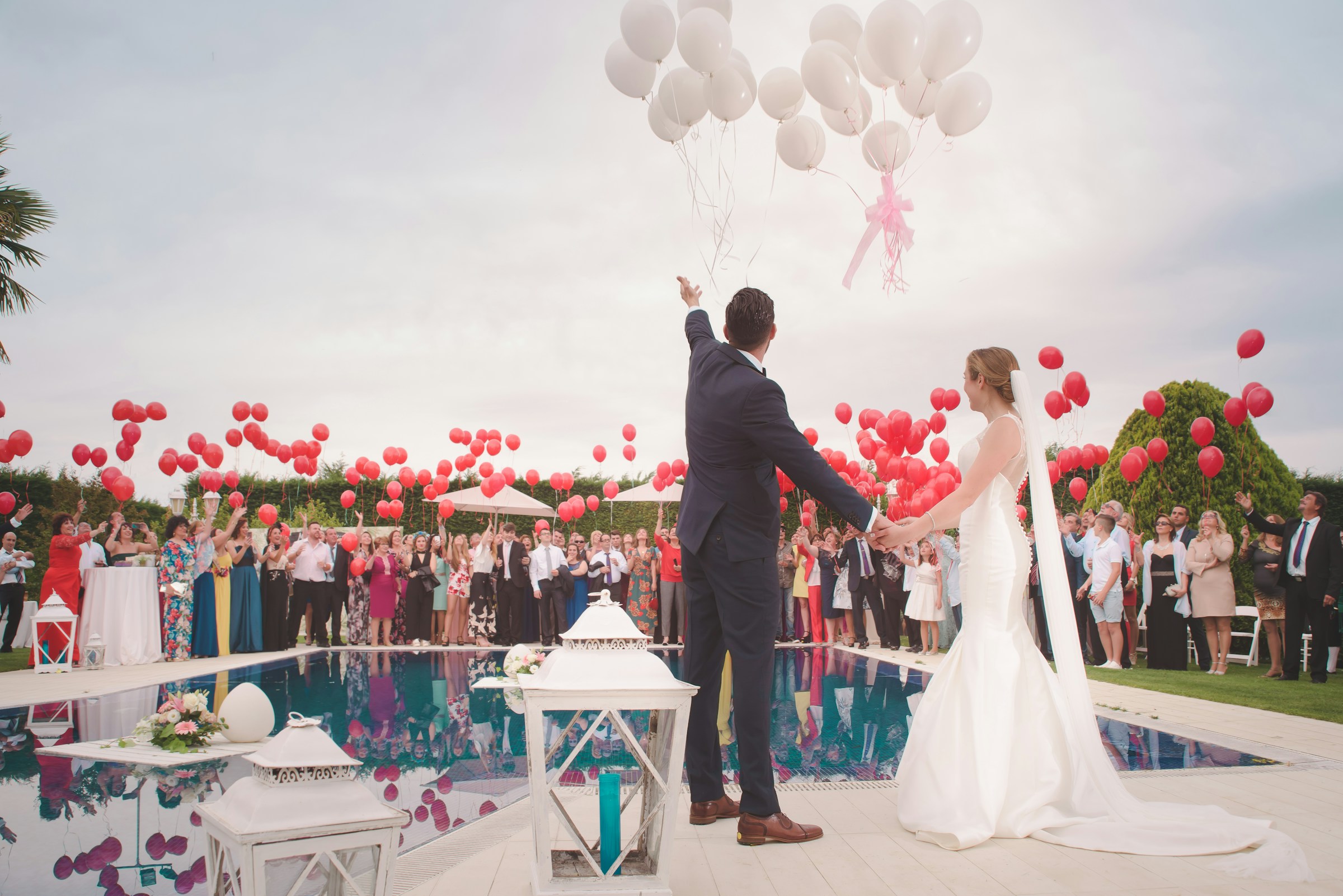 Una alegre pareja de recién casados | Fuente: Unsplash