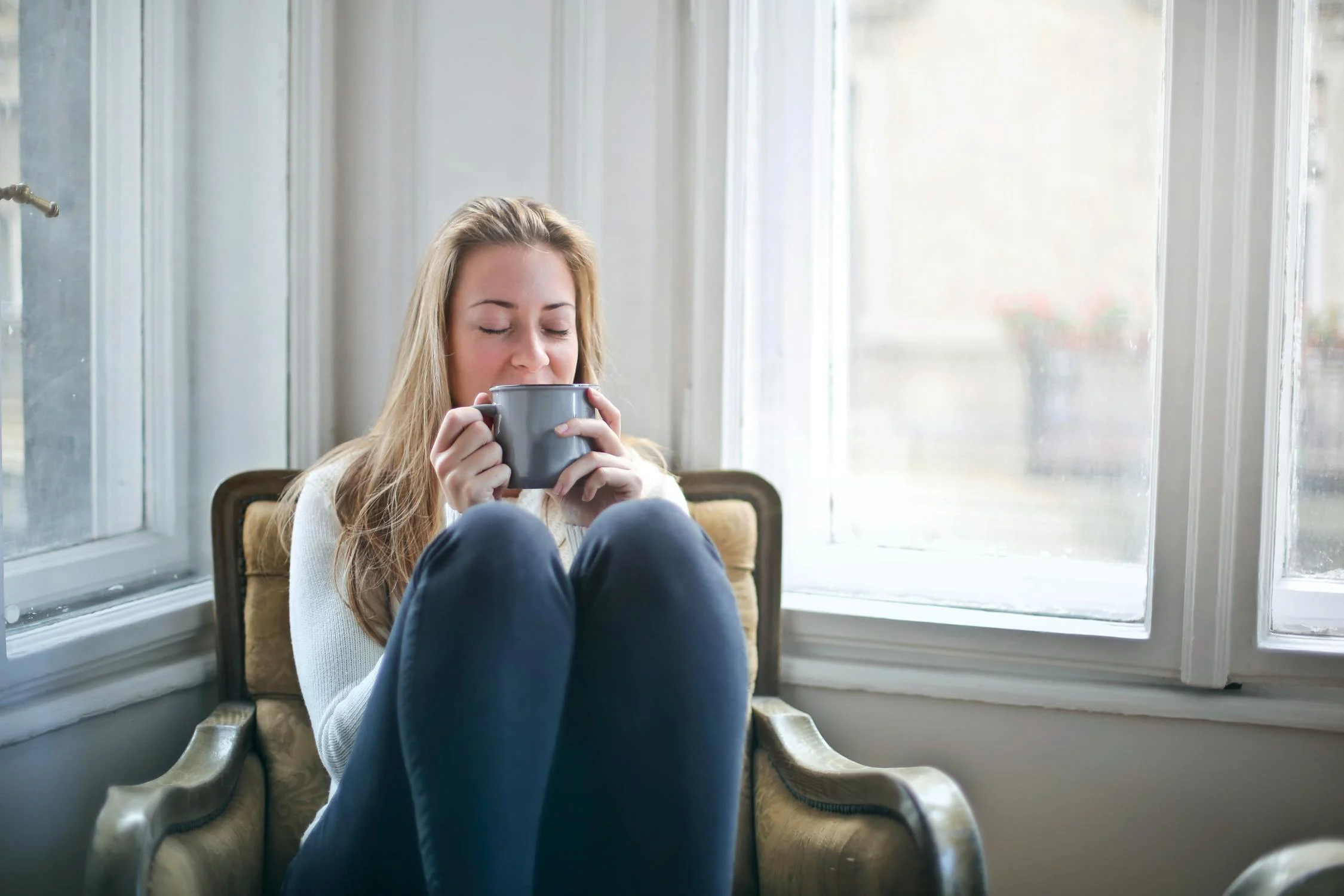 Una mujer satisfecha bebiendo su café | Fuente: Pexels