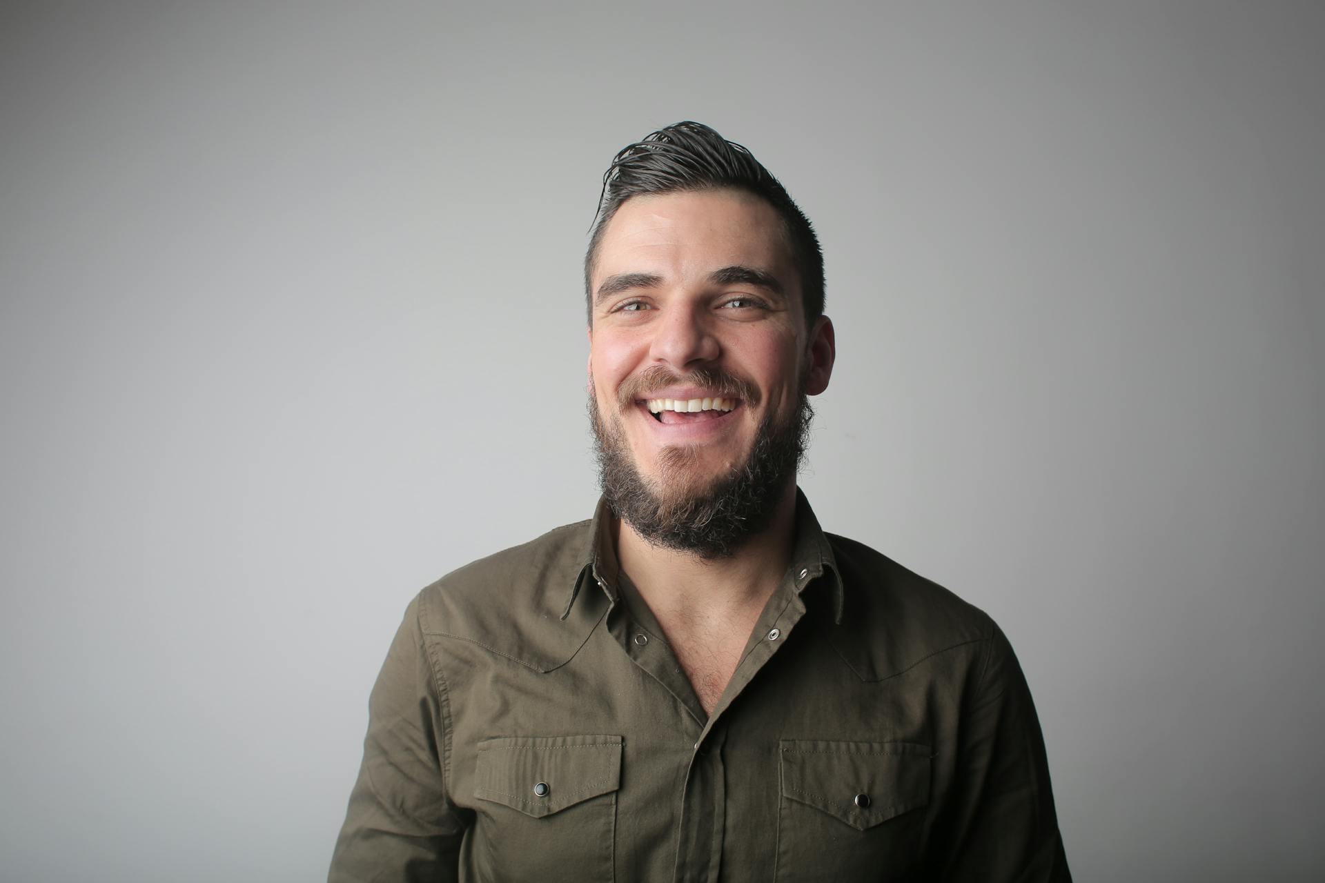 Un hombre riendo | Fuente: Pexels