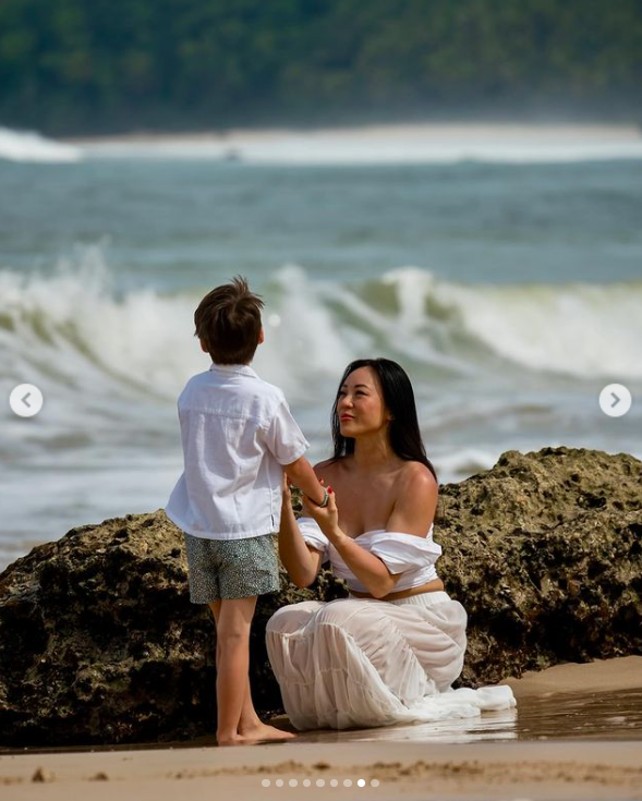 Otra foto capta a Christopher Woolf Mapelli Mozzi compartiendo dulces momentos con su madre, Dara Huang, junto a la costa. | Foto: Instagram/dara_huang