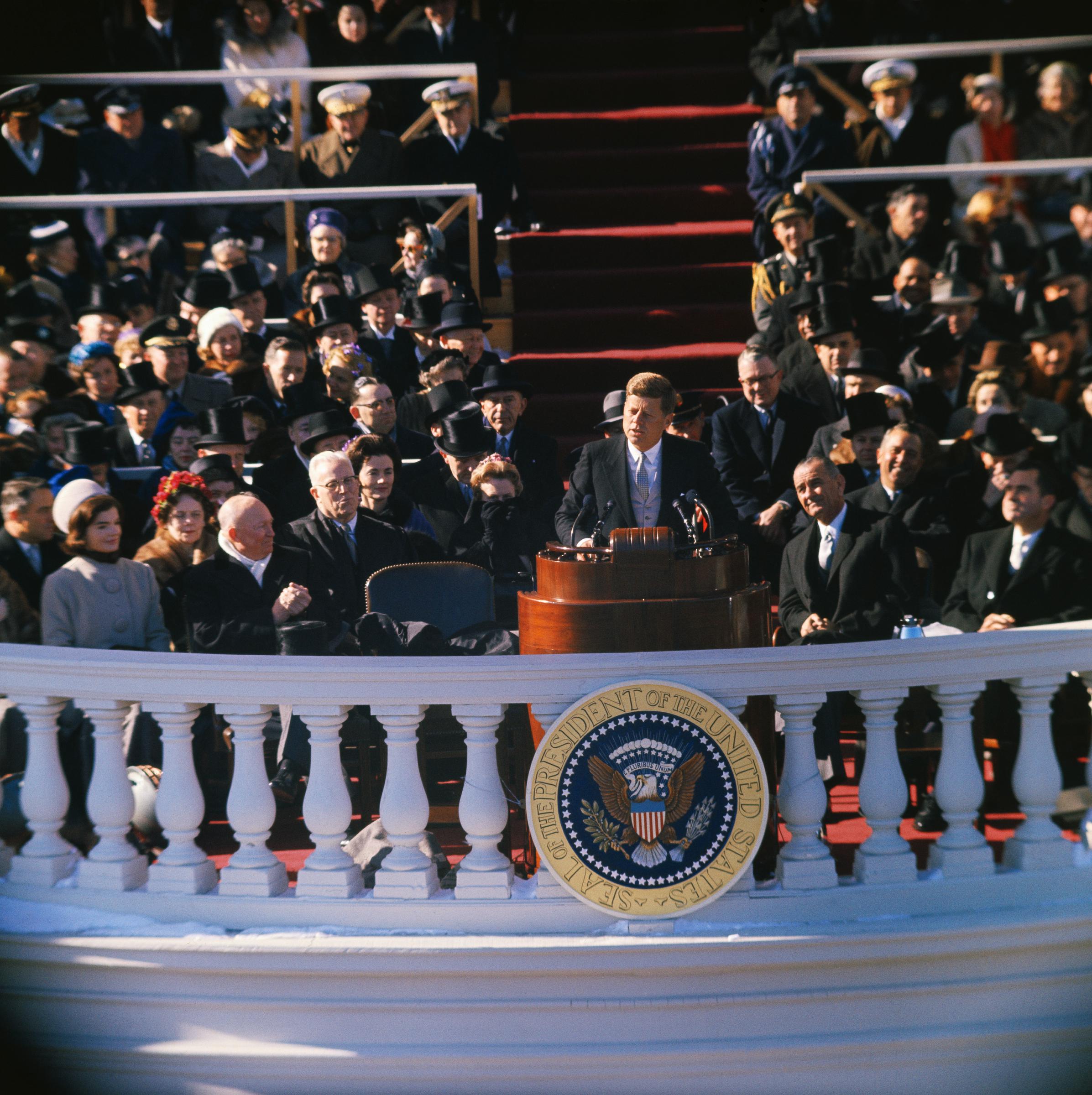 El presidente John F. Kennedy pronunciando su discurso de investidura desde el Pórtico Este del Capitolio de EEUU en Washington, D.C. el 20 de enero de 1961. | Fuente: Getty Images