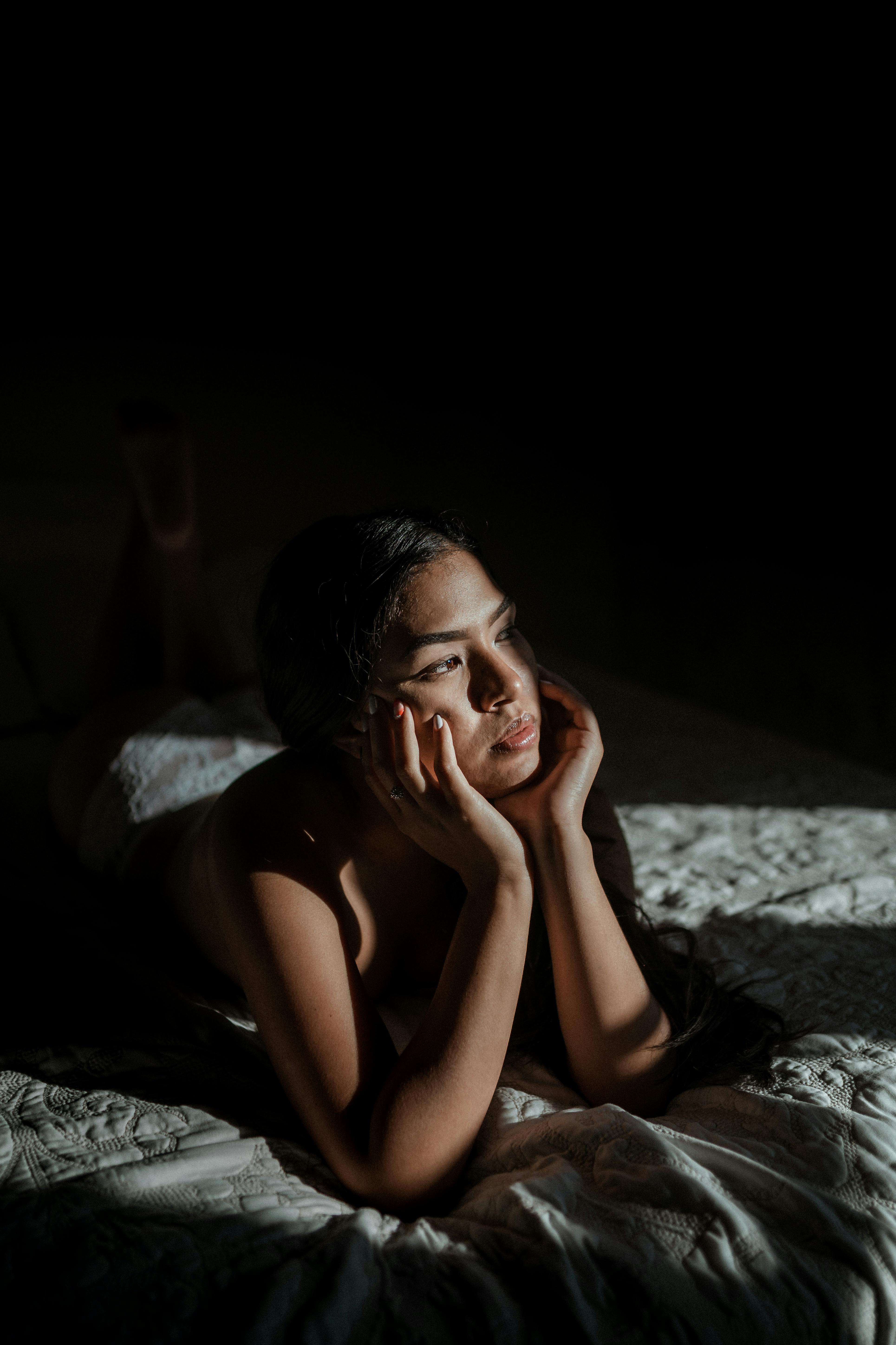 Mujer pensando en la cama | Fuente: Pexels