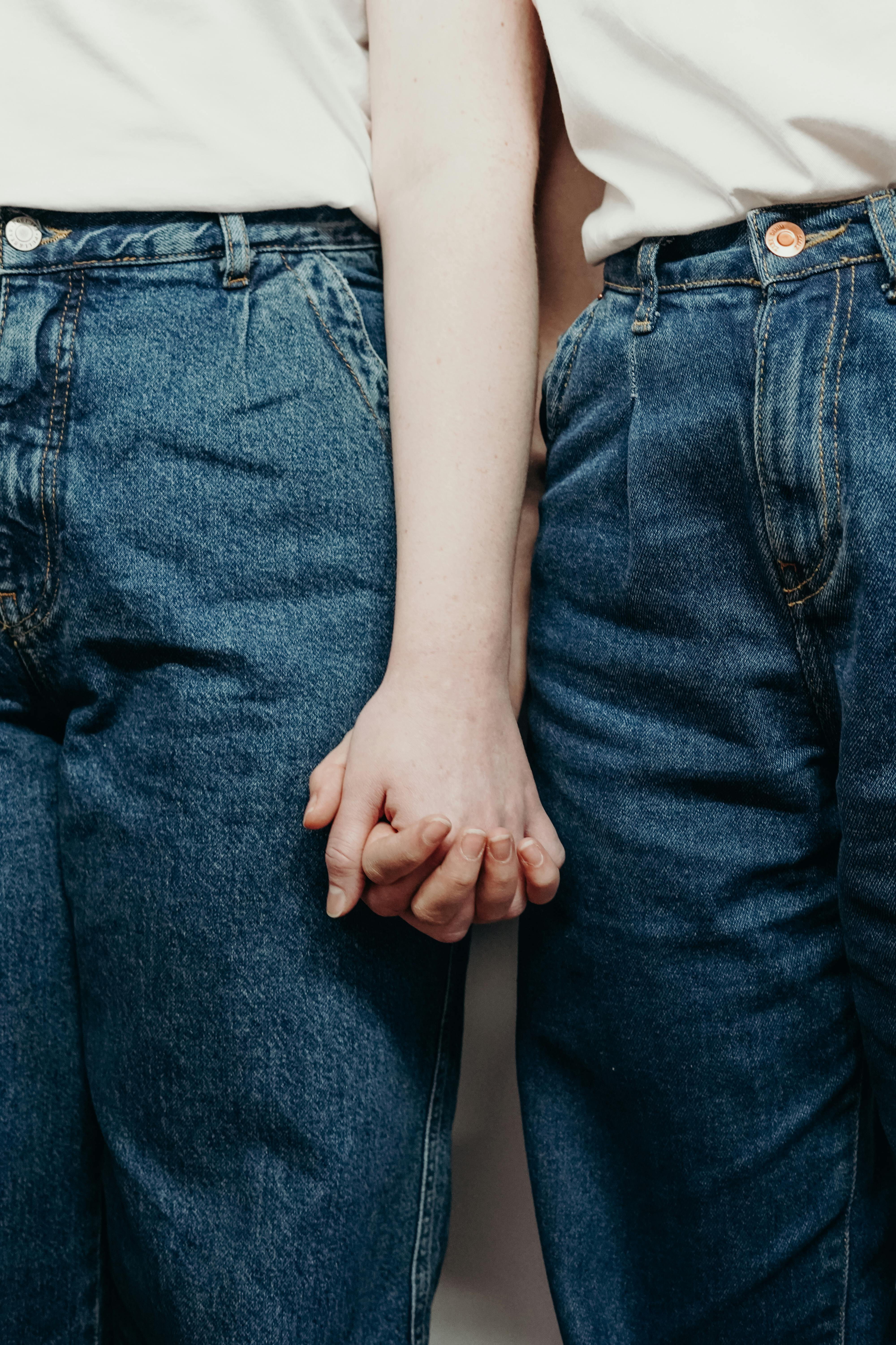 Dos mujeres jóvenes cogidas de la mano | Foto: Pexels
