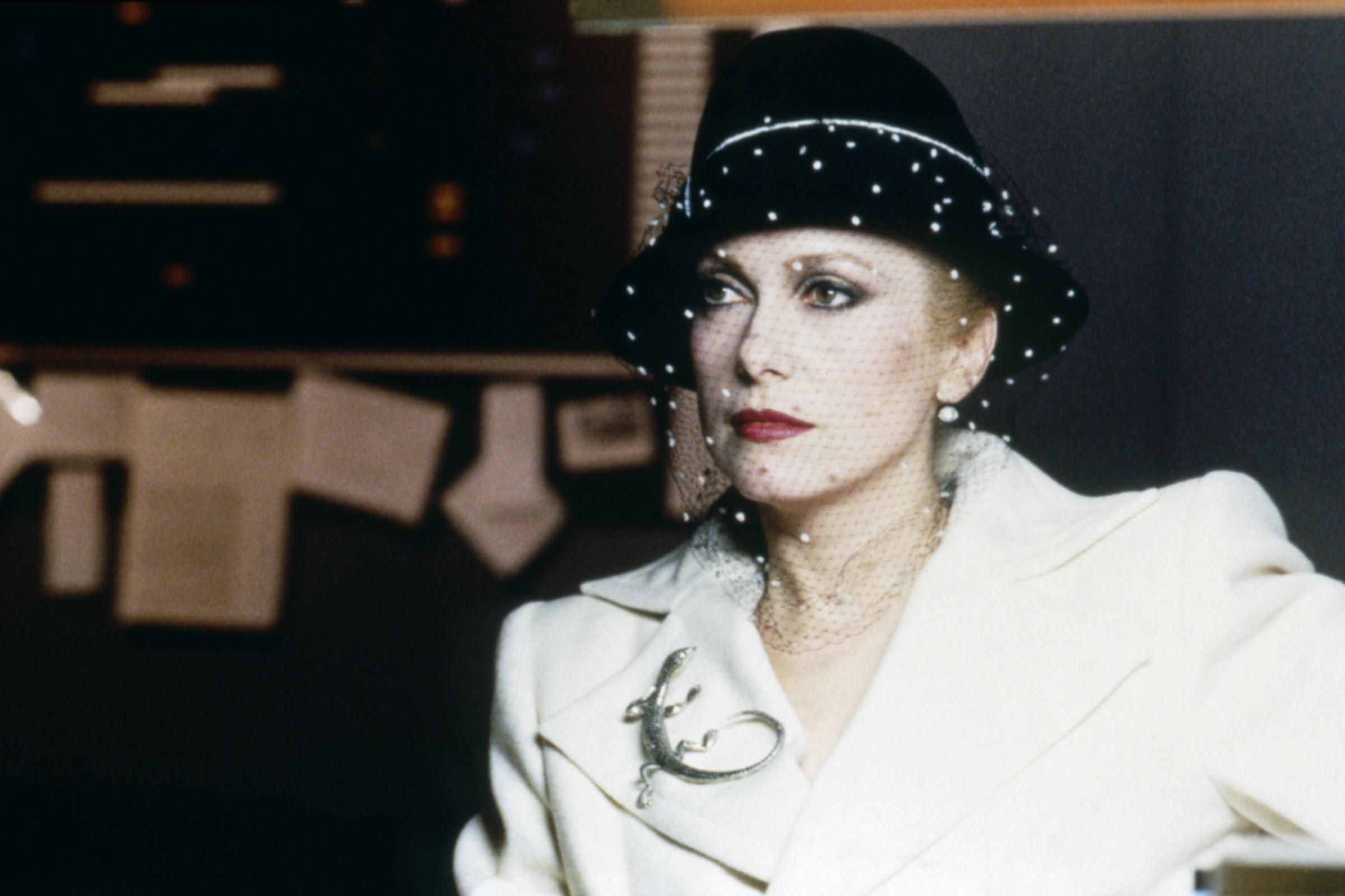 Catherine Deneuve en el plató de "The Hunger" en 1983. | Fuente: Getty Images