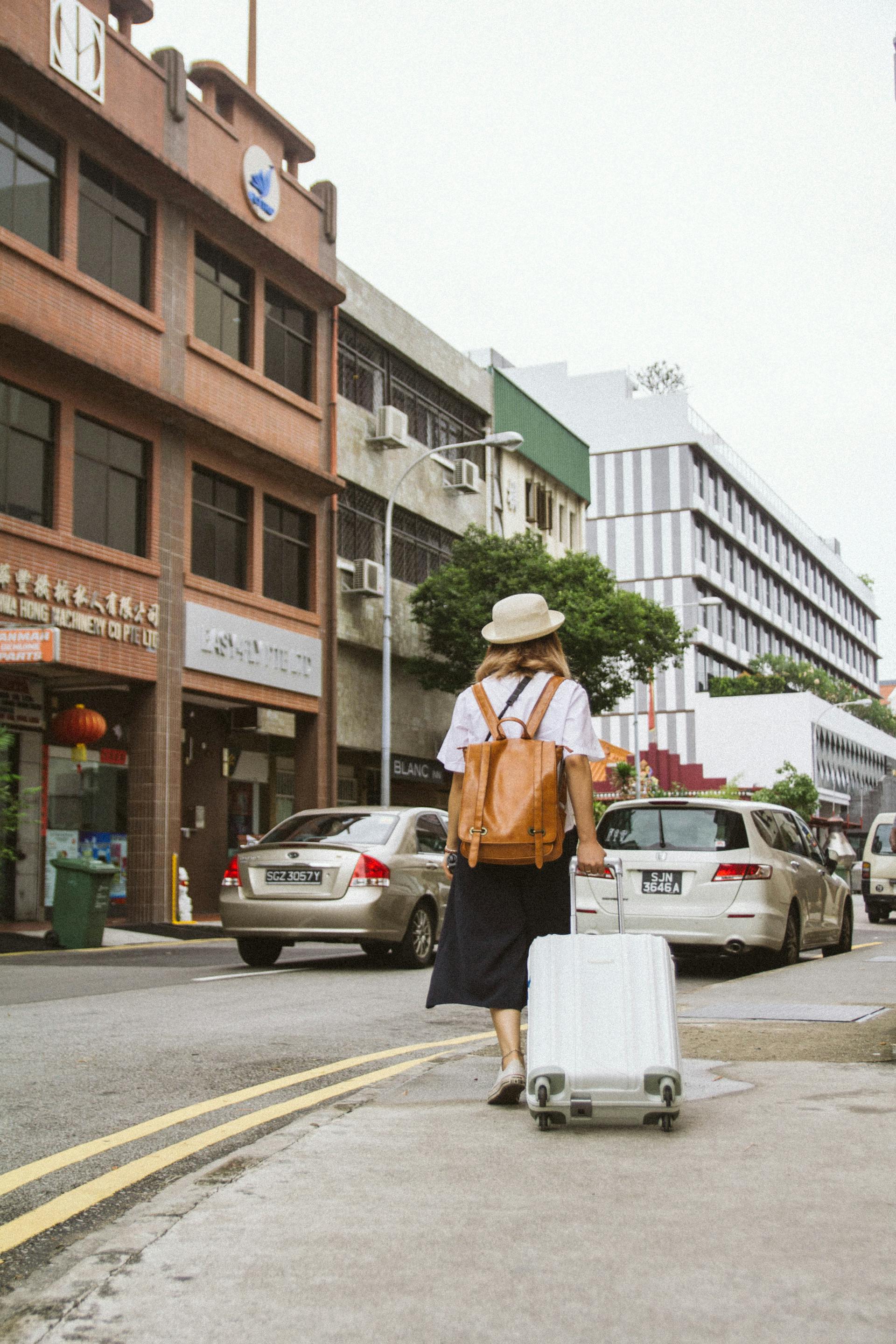 Mujer llevando una maleta | Foto: Pexels