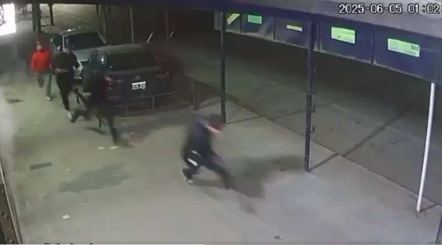 Un video de una cámara de vigilancia muestra la huida de los supuestos ladrones. | Foto: X.com/24conurbano