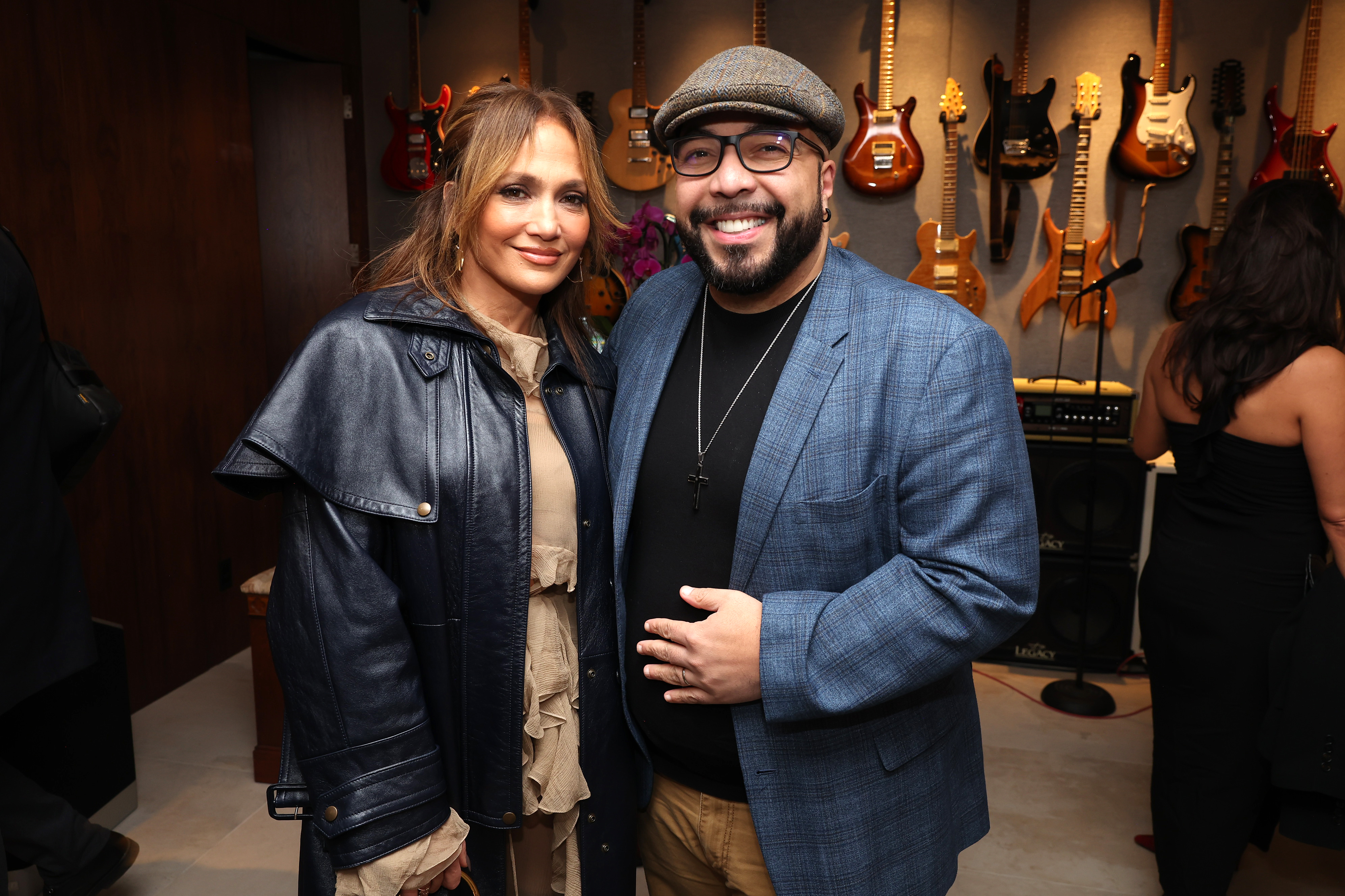 Jennifer Lopez y Clayton Davis el 15 de noviembre de 2024, en Los Ángeles, California | Fuente: Getty Images