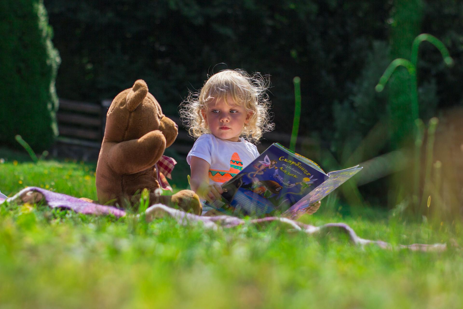 Un niño mirando un libro | Fuente: Pexels