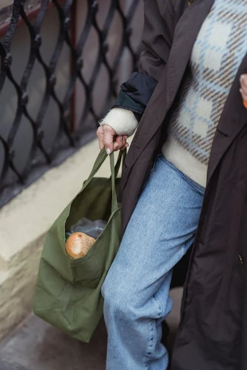 Una mujer llevando un bolso | Fuente: Pexels