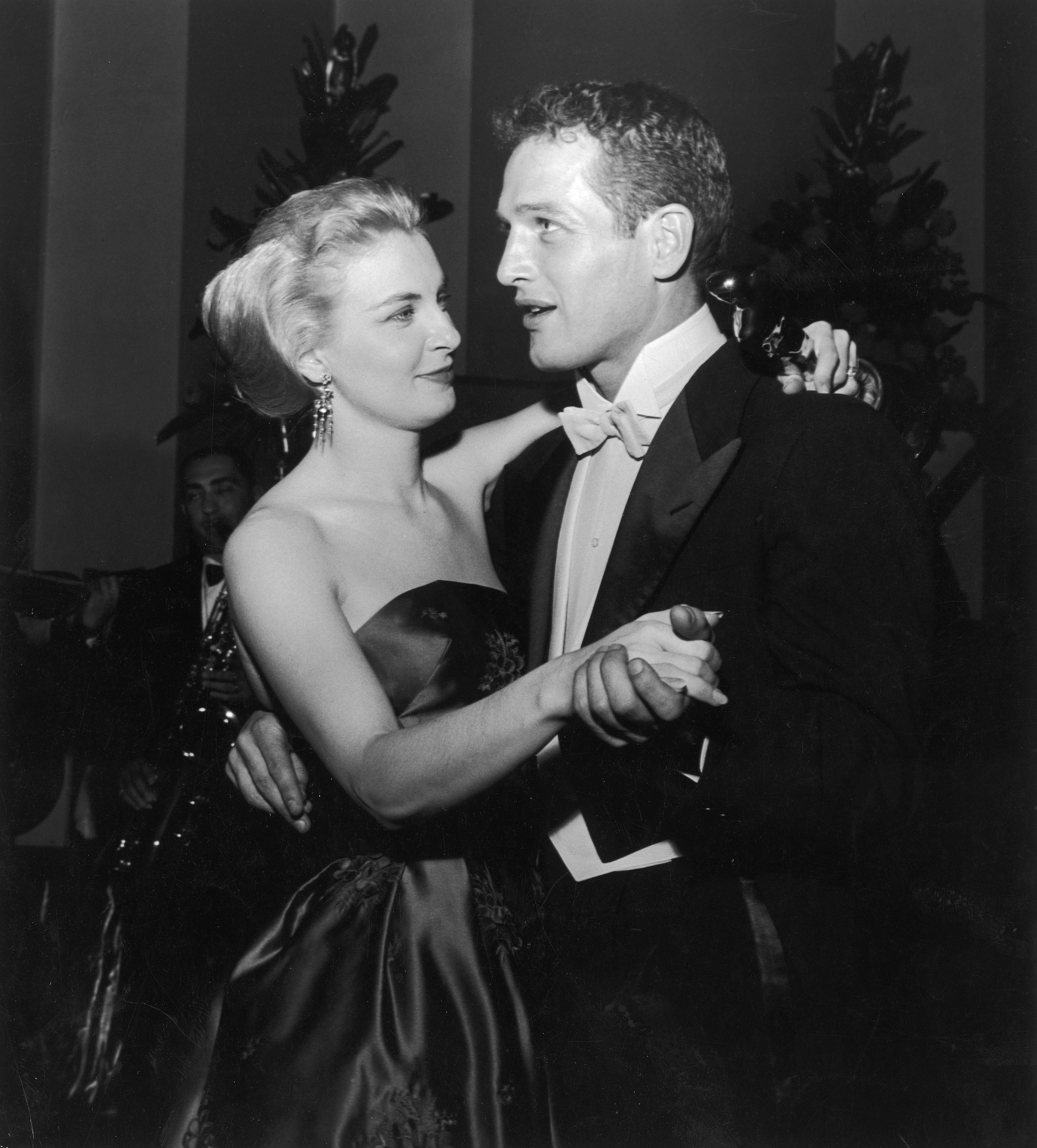 Paul Newman y Joanne Woodward en la fiesta de los Academy Awards party en el Beverly Hilton, Beverly Hills, California, el 26 de marzo de 1958. | Foto: Getty Images