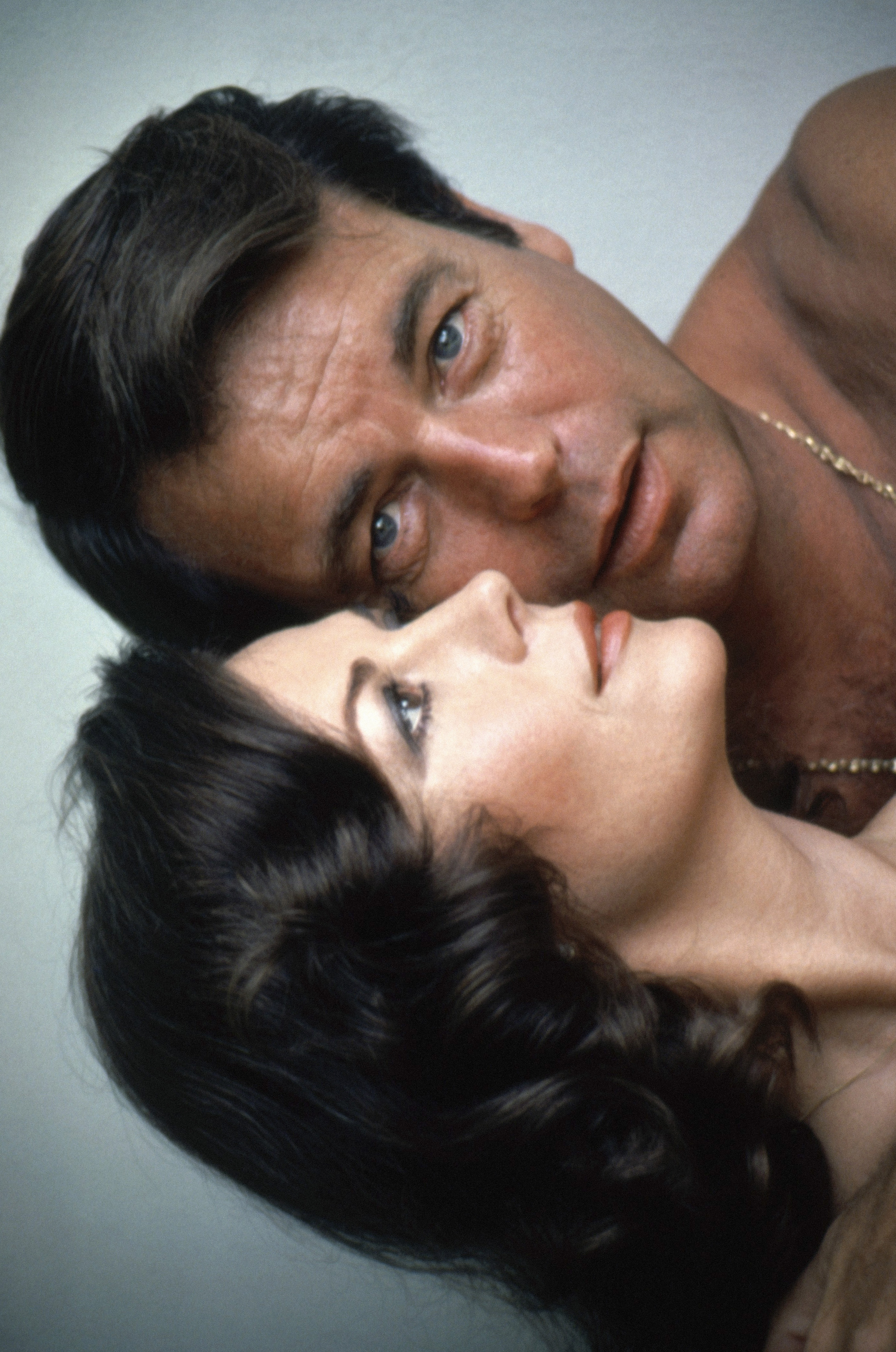 Natalie Wood y Robert Wagner posan para un sensual retrato con los hombros desnudos, hacia 1972. | Fuente: Getty Images