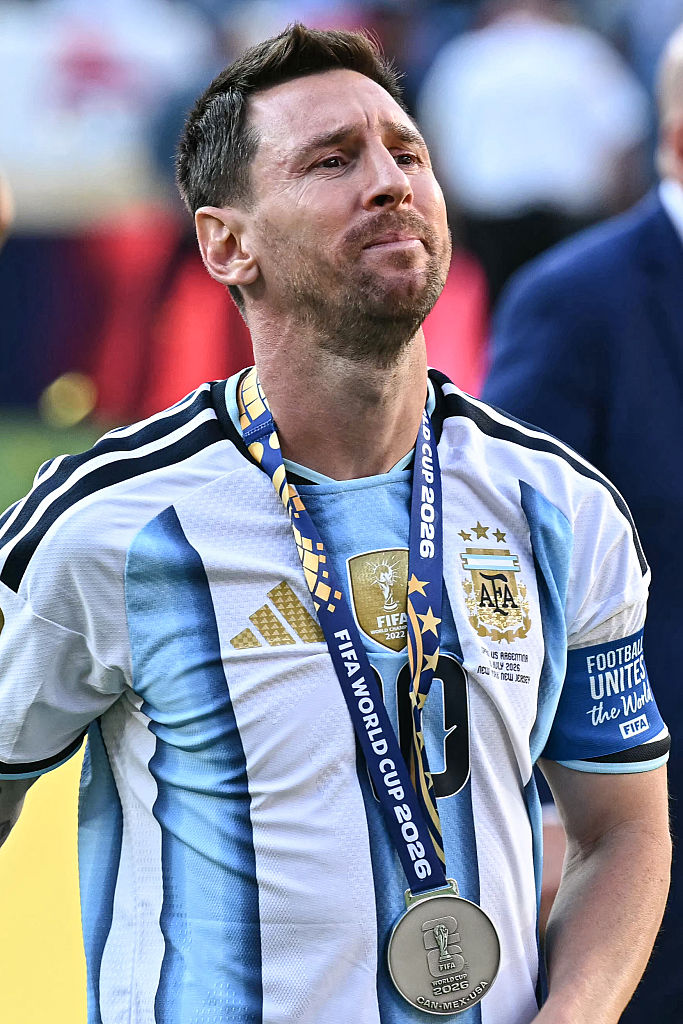 El delantero argentino Lionel Messi (n.º 10) llora tras perder la final de la Copa Mundial de Fútbol de 2026 entre España y Argentina en el estadio de Nueva York/Nueva Jersey, en East Rutherford, el 19 de julio de 2026. | Fuente: Getty Images