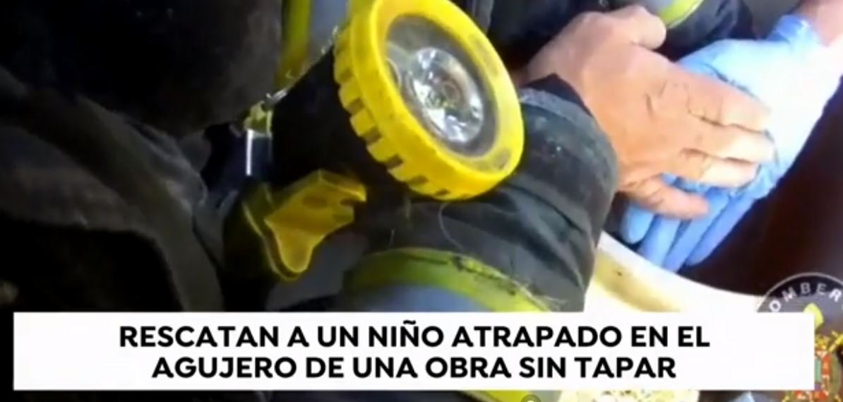 Bomberos rescatan a un niño. Fuente: Video Antena 3