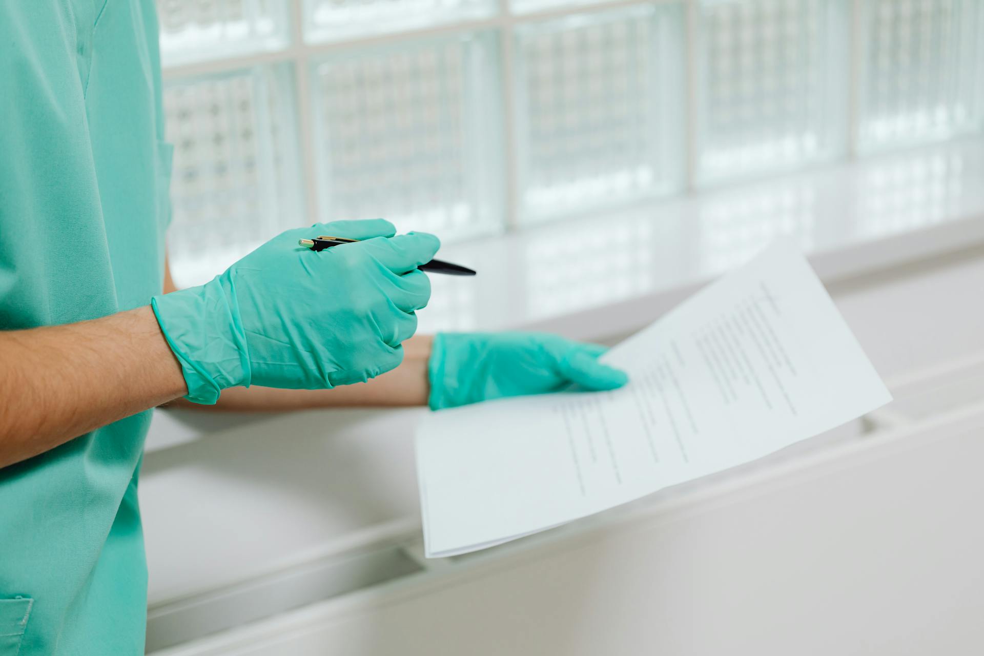 Un médico mirando un informe | Fuente: Pexels