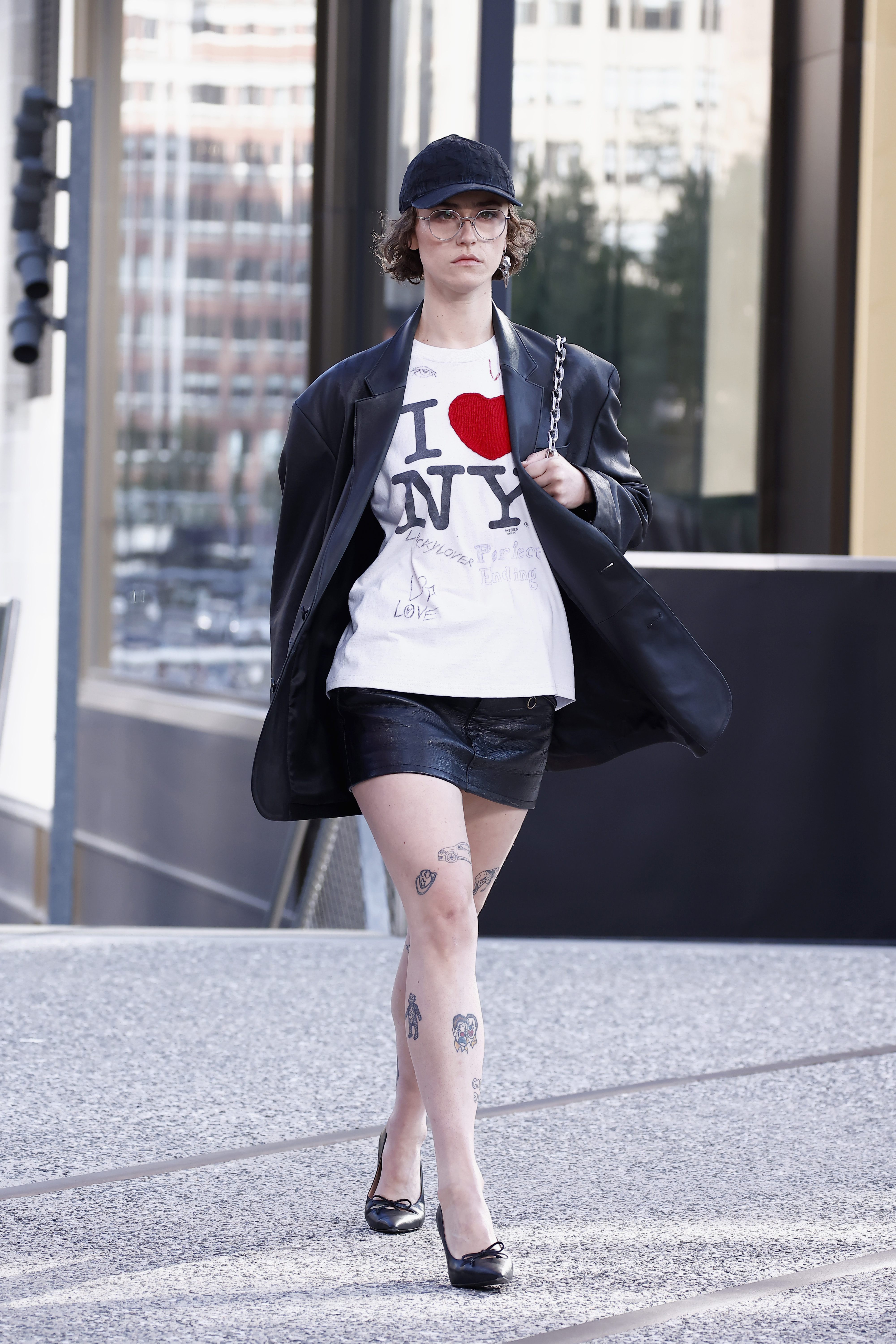 Ella Emhoff camina por la pasarela en el desfile de moda de Coach el 9 de septiembre de 2024, en Nueva York. | Fuente: Getty Images