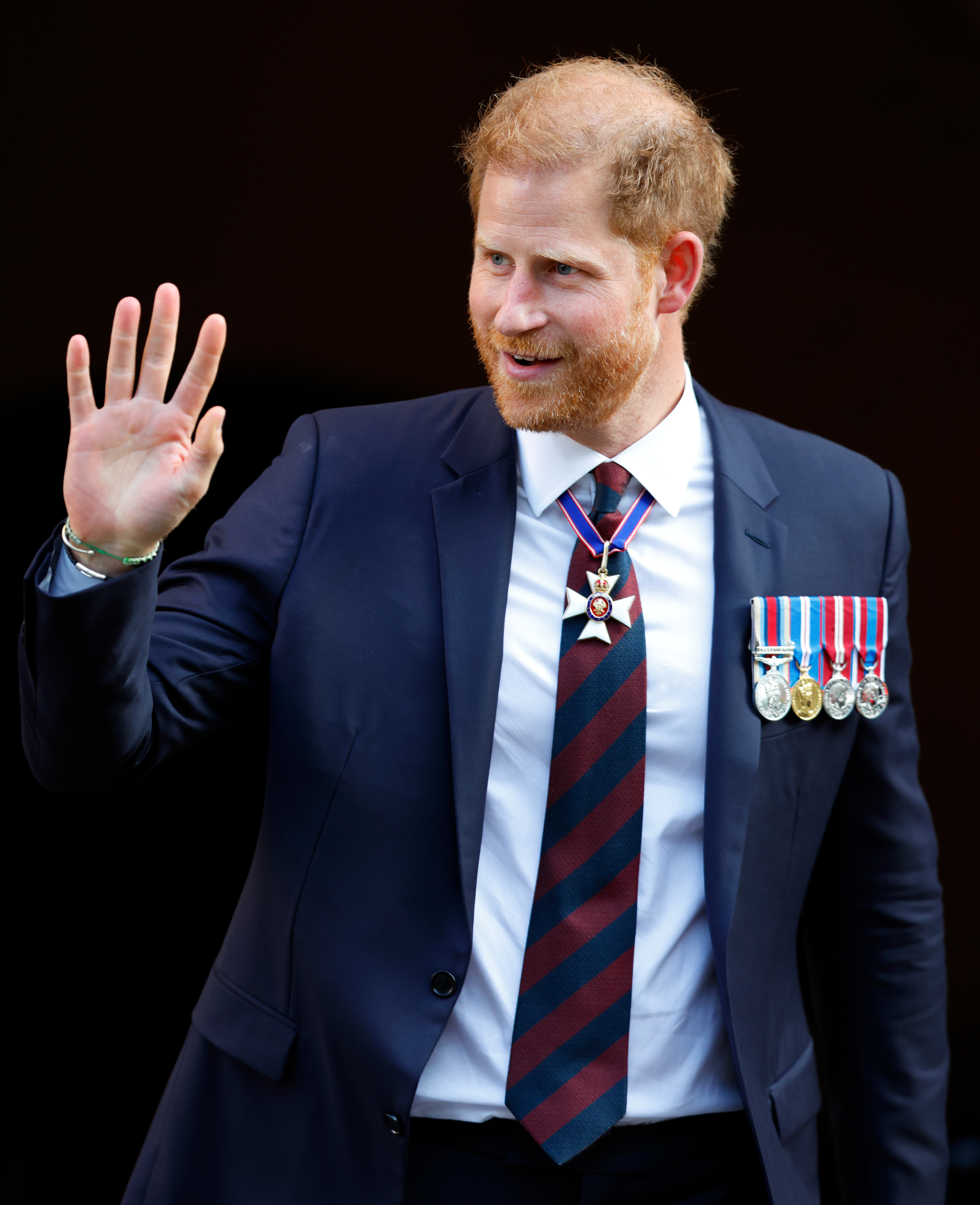 El príncipe Harry fue visto luciendo su Orden del Cuello y Estrella KCVO en el Servicio del 10º Aniversario de la Fundación de los Juegos Invictus en la Catedral de San Pablo de Londres, Inglaterra, el 8 de mayo de 2024 | Fuente: Getty Images