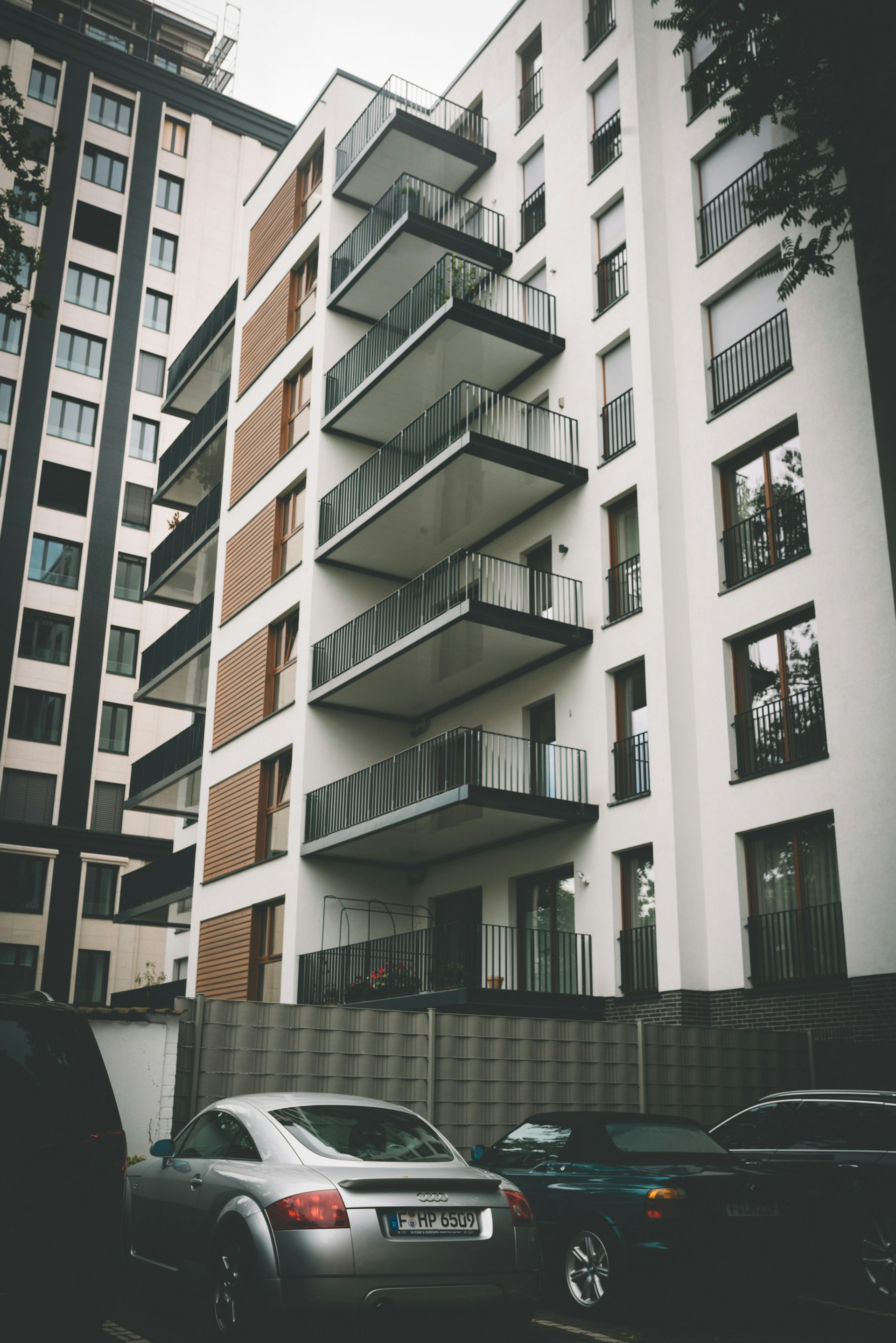 El aparcamiento de un edificio de apartamentos | Fuente: Unsplash