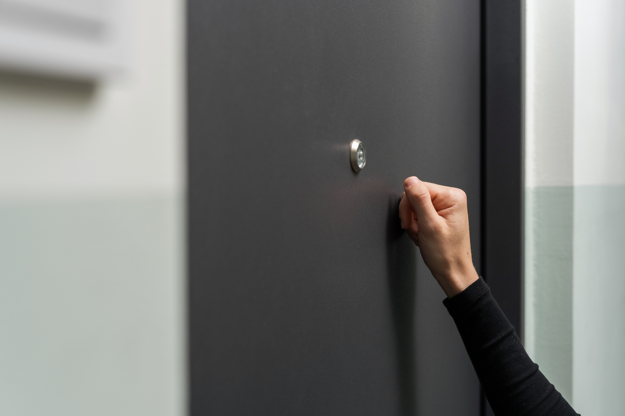 Una persona llamando a la puerta | Fuente: Getty Images
