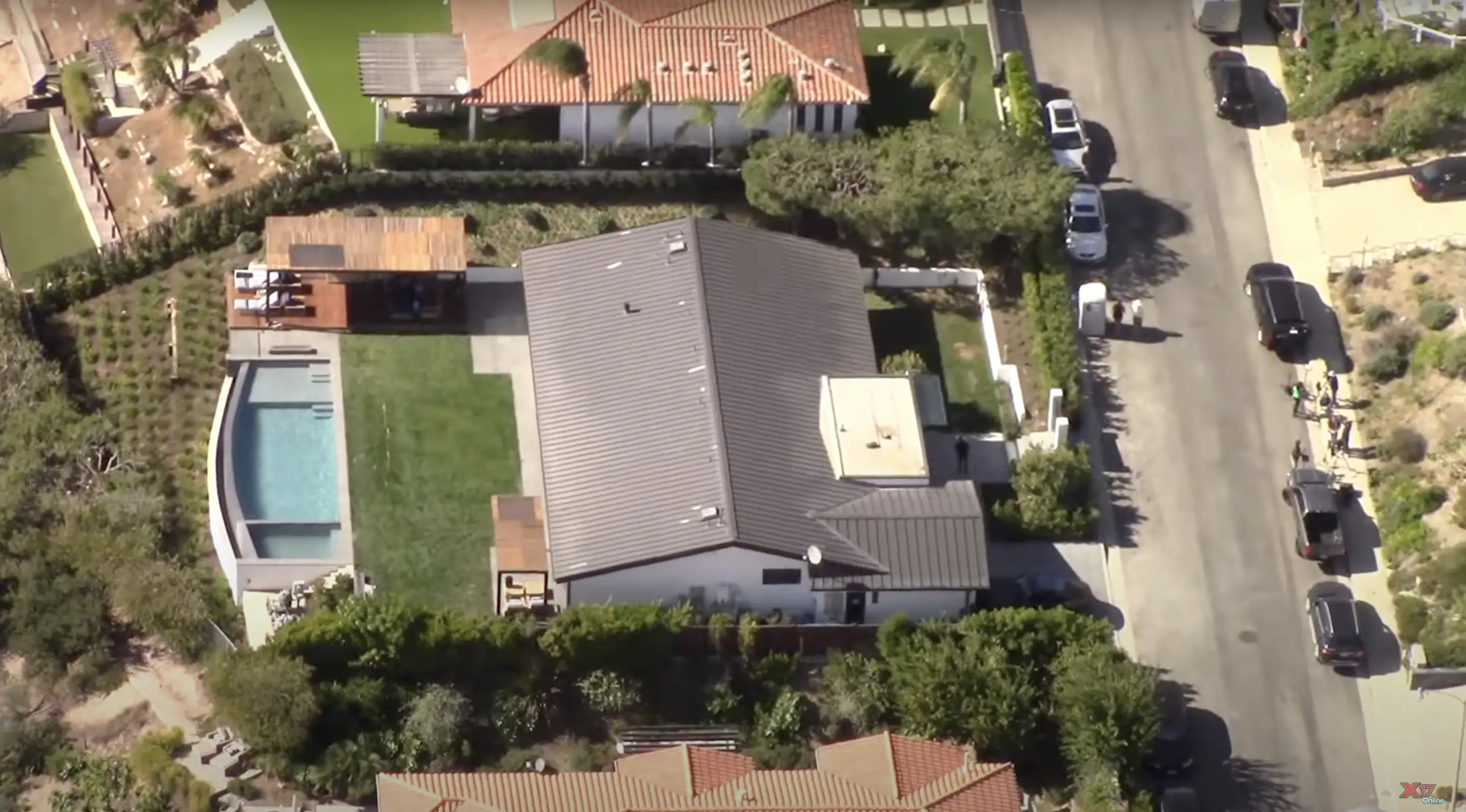 Vista aérea de la casa de Matthew Perry en un vídeo del 30 de octubre de 2023 | Foto: Youtube.com/@x17online