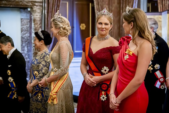 El emperador Naruhito de Japón y su esposa, la emperatriz Masako, posan junto a la reina Máxima de los Países Bajos y las princesas Amalia y Ariane antes de un banquete de Estado en el Palacio Real de Ámsterdam, el 17 de junio de 2026. La pareja imperial japonesa realiza una visita oficial de tres días a los Países Bajos.