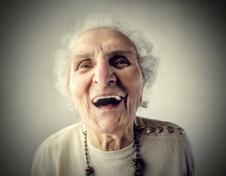 Anciana feliz. | Imagen tomada de: Shutterstock