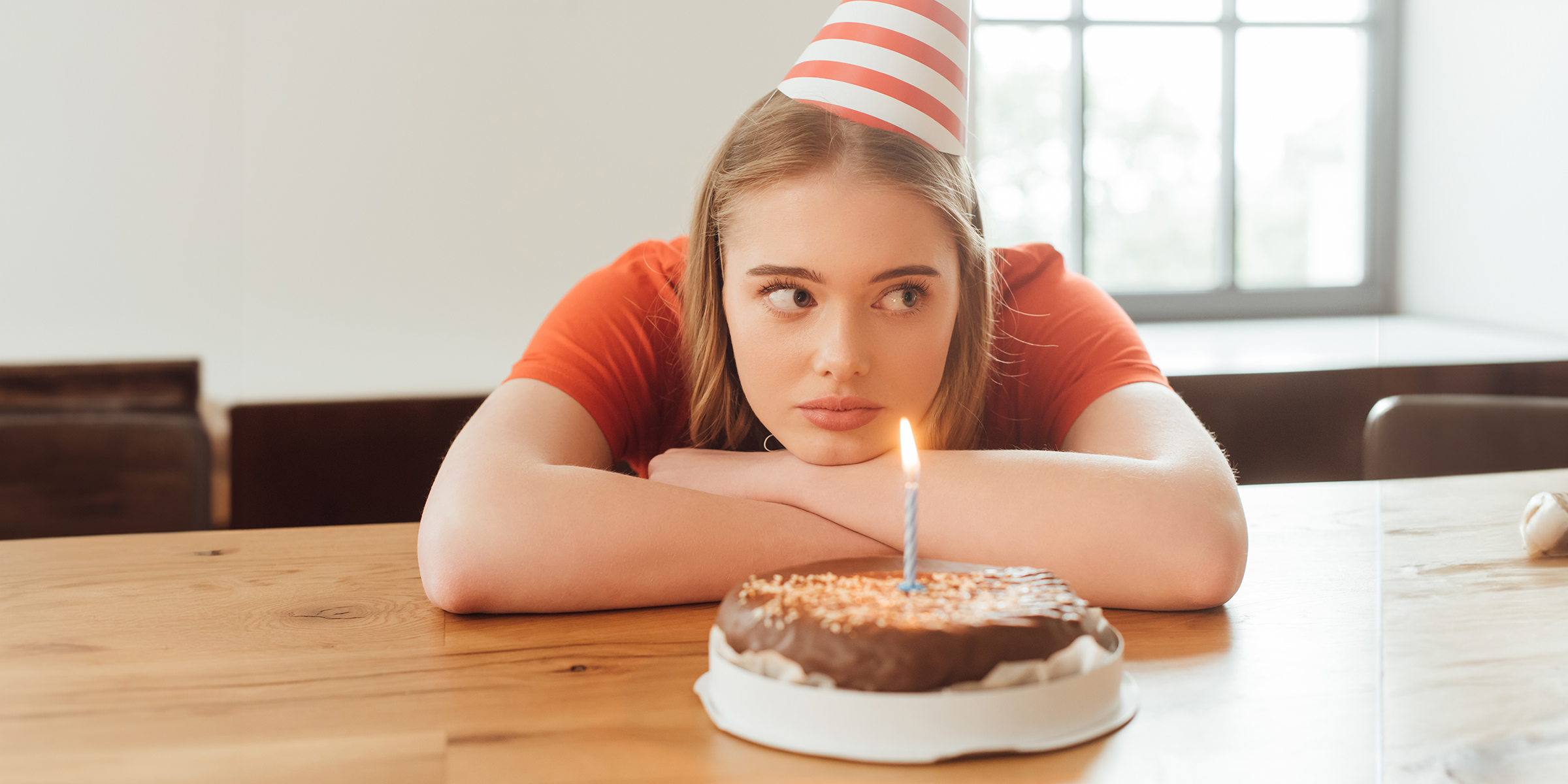 Una chica aburrida con un Pastel | Fuente: Shutterstock