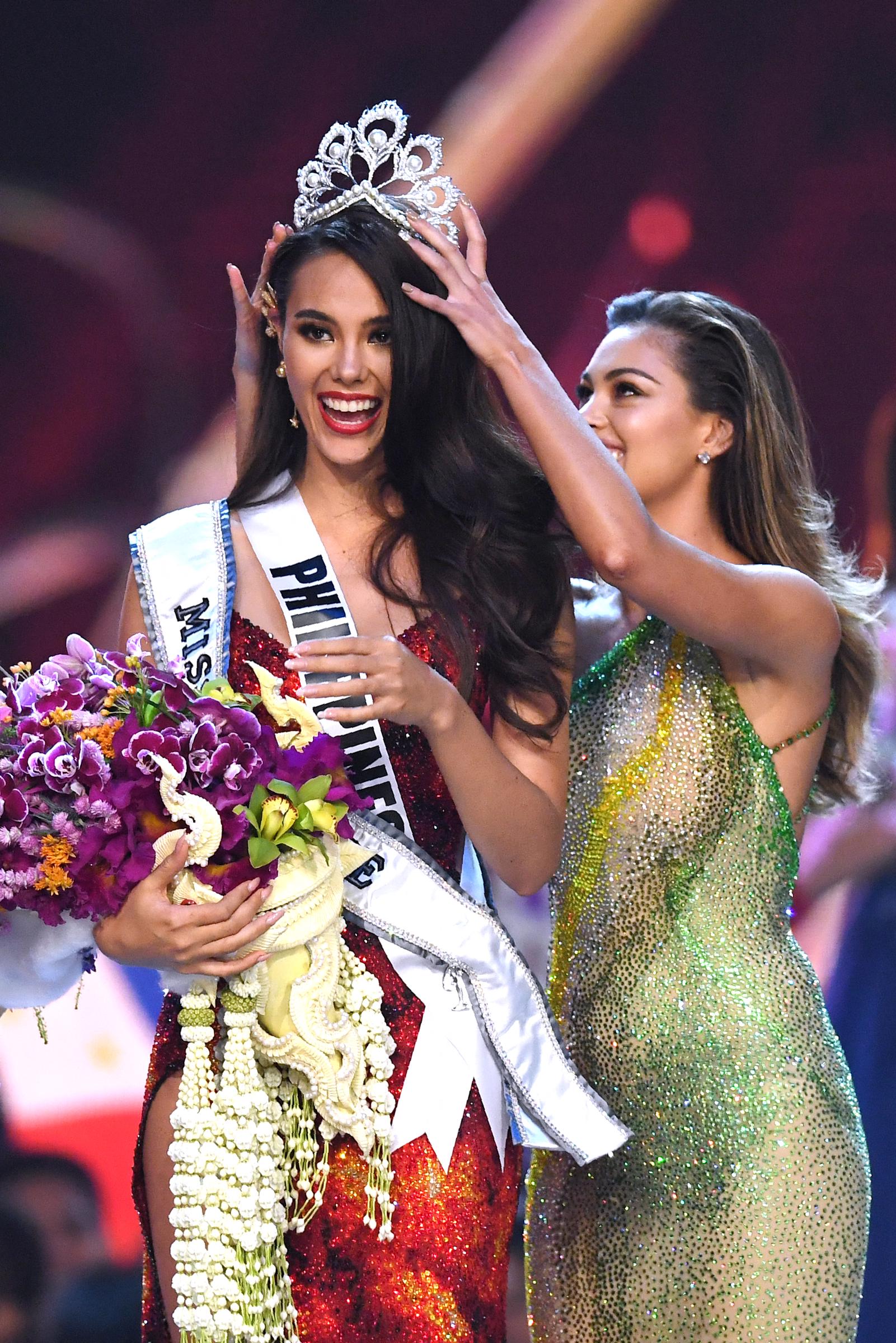 Catriona Gray reacciona mientras es coronada como la nueva Miss Universo 2018 por Demi-Leigh Nel-Peters el 17 de diciembre de 2018, en Bangkok | Fuente: Getty Images