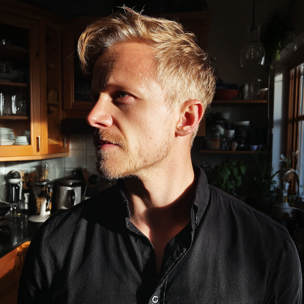 Un hombre de pie en una cocina | Fuente: Midjourney