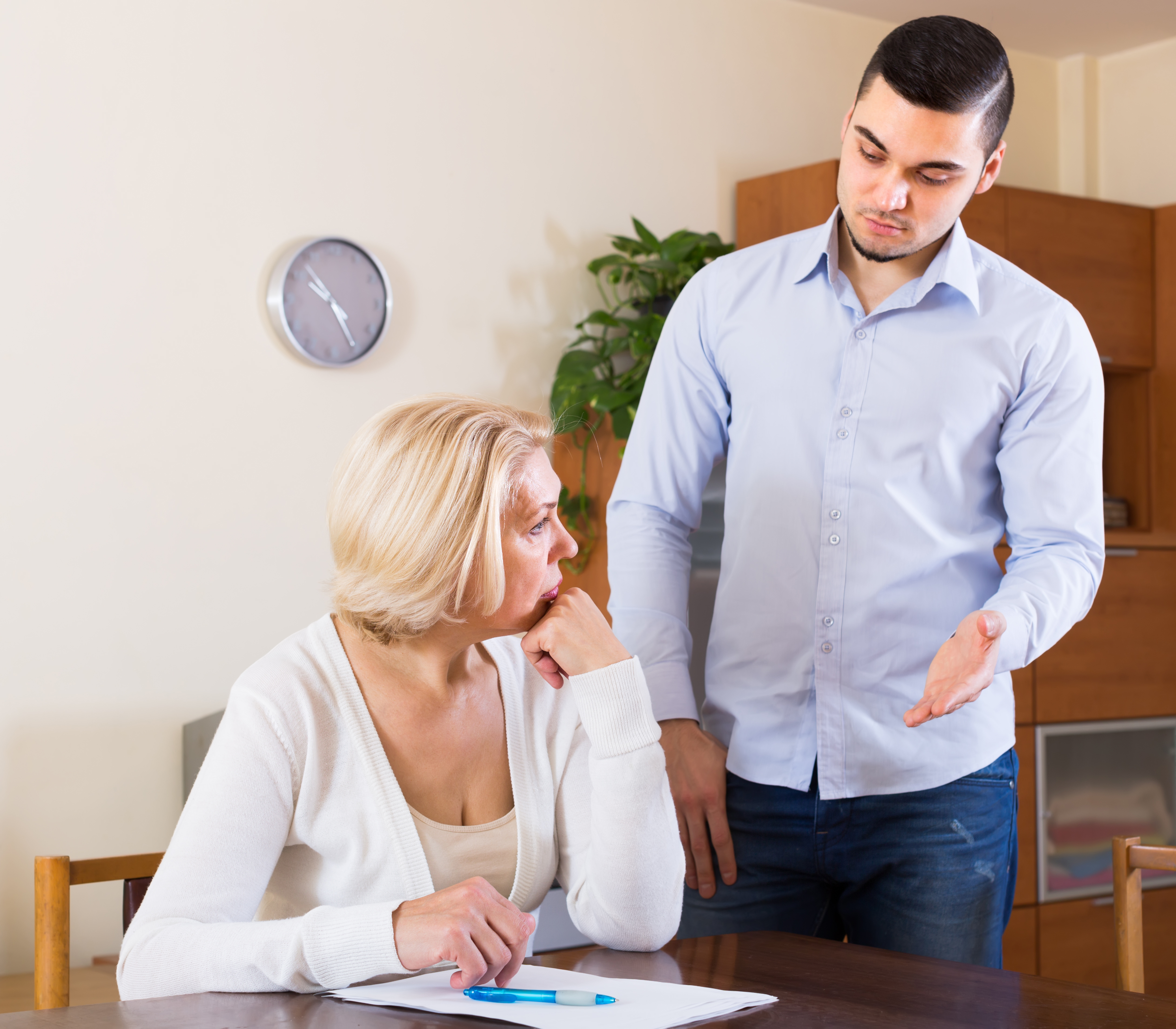 Un hijo hablando con su madre | Foto: Shutterstock