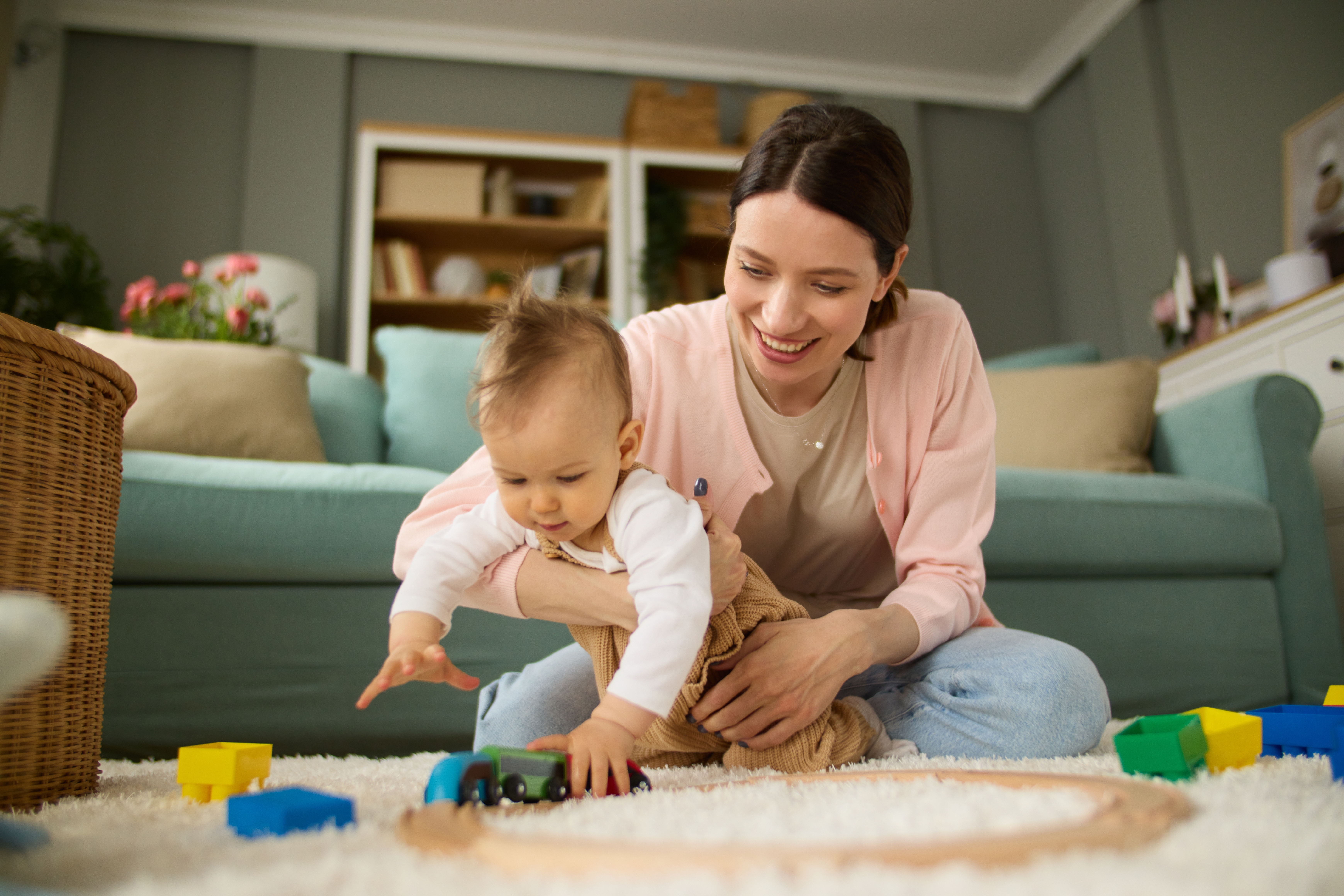 Una mujer jugando con su hijo | Fuente: Shutterstock