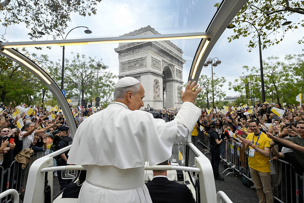 El papa León XIV saluda a los fieles a su llegada en el papamóvil a la Plaza de la Concordia para presidir una misa, en el segundo día de su viaje apostólico a Francia, el 26 de septiembre de 2026 en París, Francia. | Fuente: Getty Images