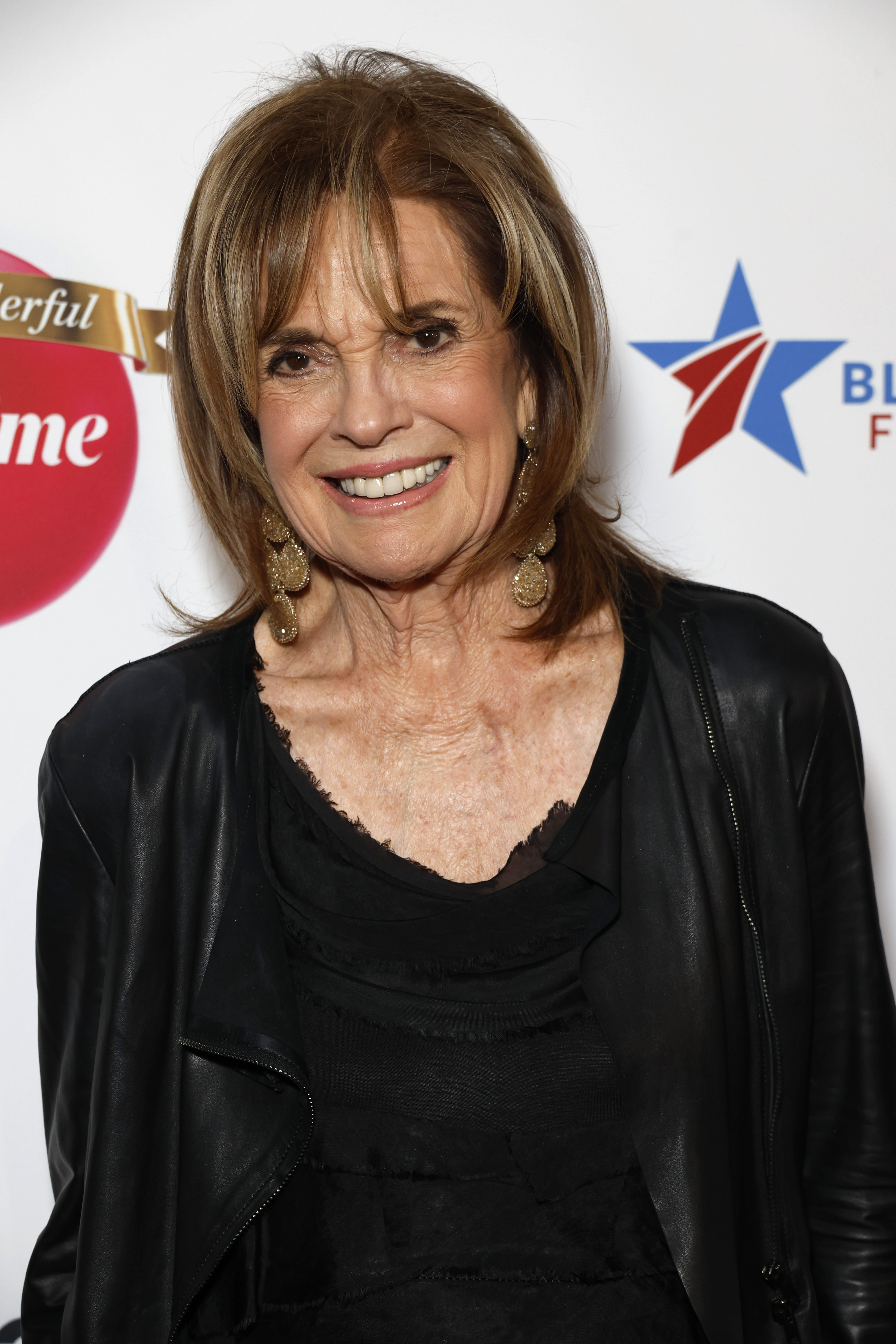 Linda Gray asiste a las estrellas de "It's A Wonderful Lifetime" Honor Blue Star Families Military Spouses, que recibían el regalo de su vida el 28 de noviembre de 2023, en Beverly Hills, California | Fuente: Getty Images