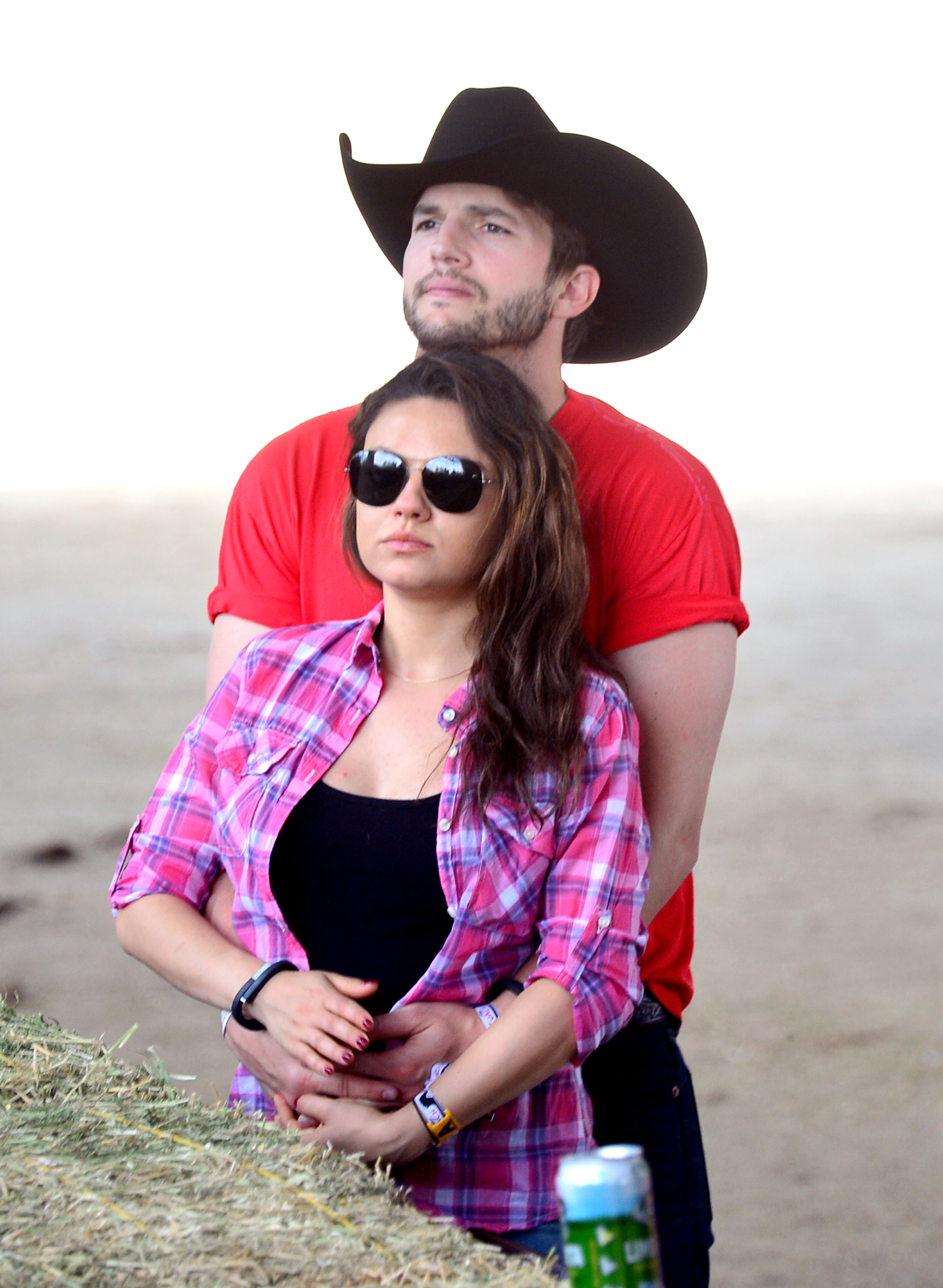 Ashton Kutcher y Mila Kunis asisten al primer día de Stagecoach 2014: California's Country Music Festival el 25 de abril de 2014 | Fuente: Getty Images