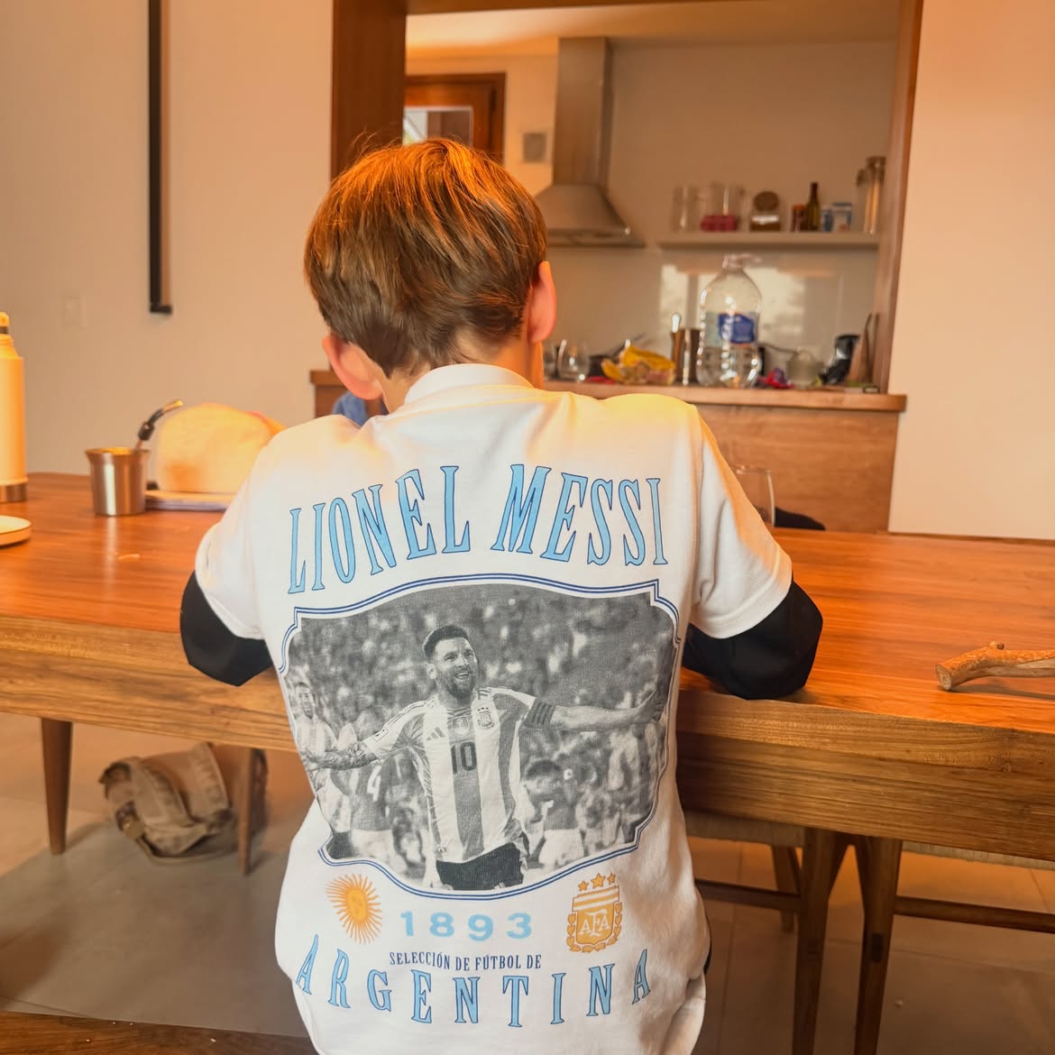 Otto luciendo una remera de Messi durante sus vacaciones de ski junto a su familia | Fuente: Instagram/m.klooster
