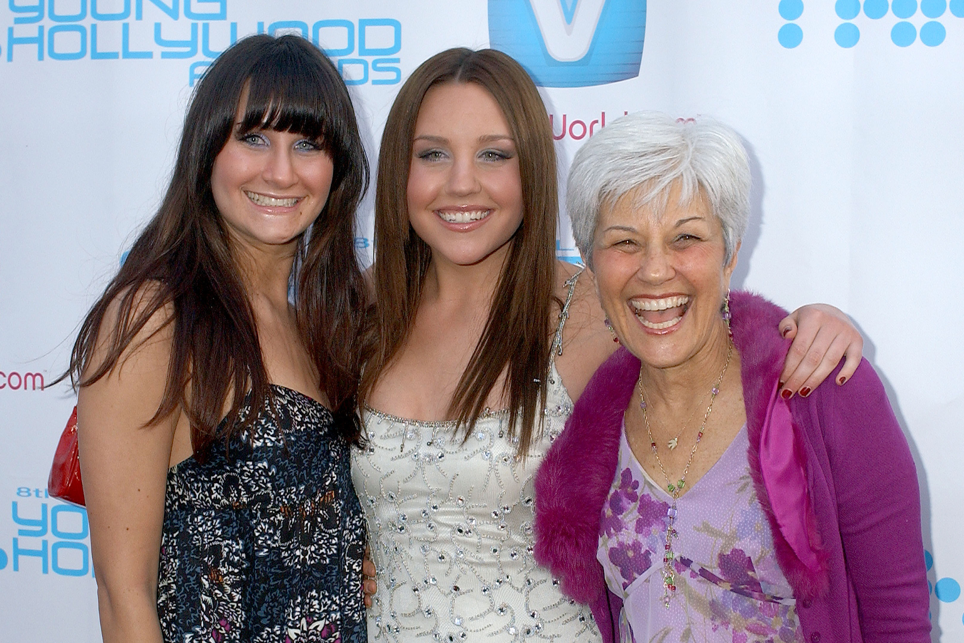 Amanda Bynes con su hermana y su madre en los Movieline's Hollywood Life 8th Annual Young Hollywood Awards el 30 de abril de 2006. | Fuente: Getty Images