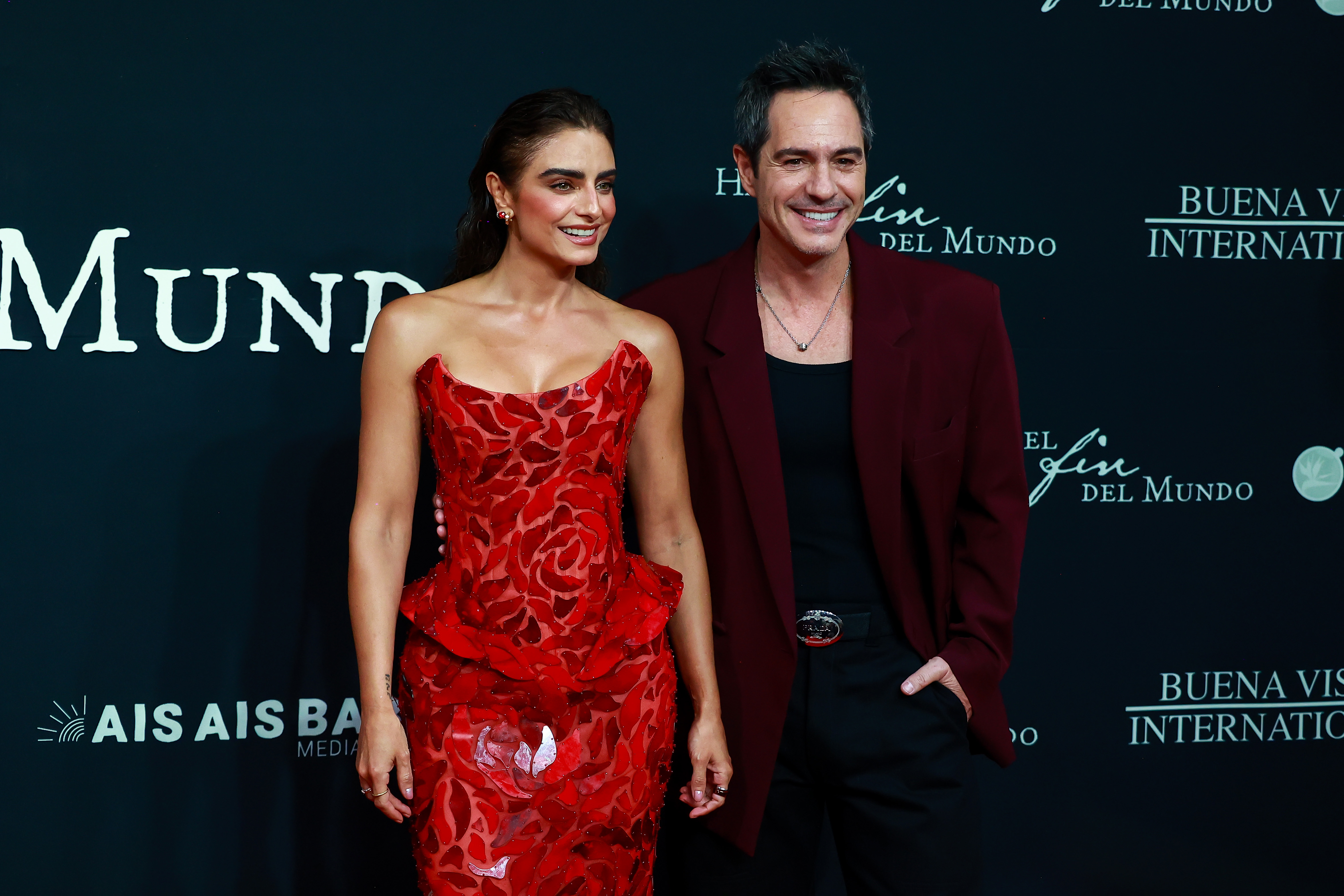 Aislinn Derbez y Mauricio Ochmann posan durante la alfombra roja de la película "Hasta El Fin del Mundo" en Cinépolis Universidad el 15 de julio de 2026 en Ciudad de México, México. | Fuente: Getty Images