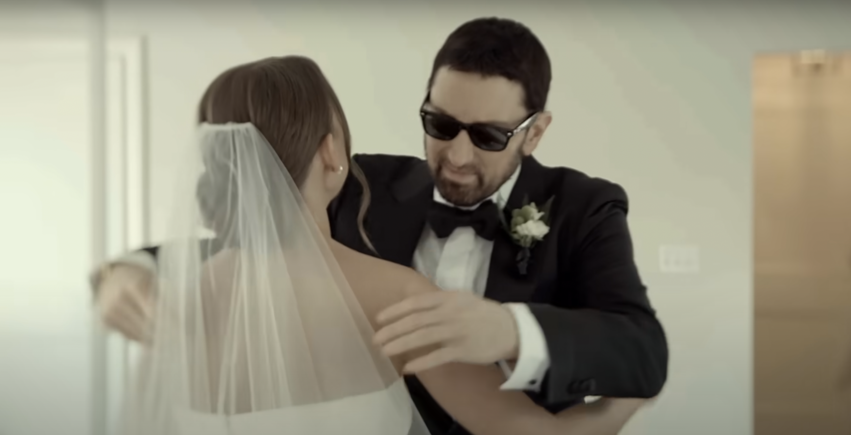 Eminem y Hailie Jade en su boda en un clip subido el 3 de octubre de 2024 | Fuente: YouTube/EminemMusic